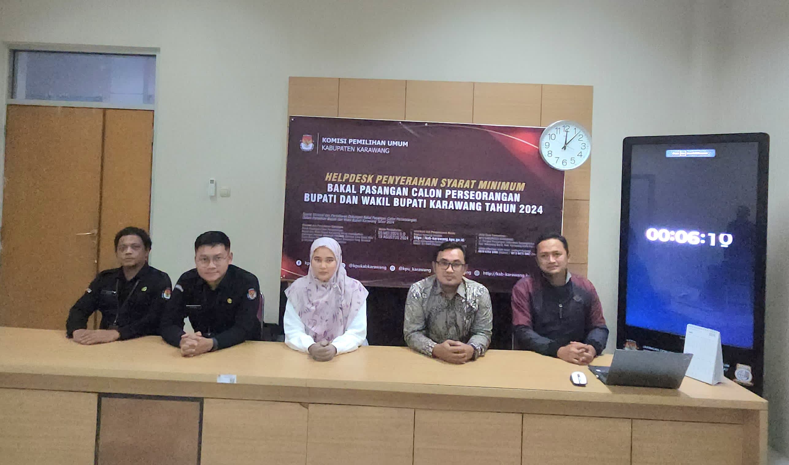 Kordiv Hukum dan Penyelesaian Sengketa Bawaslu Karawang Adnan Maushufi melaksanakan pengawasan penyerahan syarat minimum bapaslon perseorang pilbup 2024
