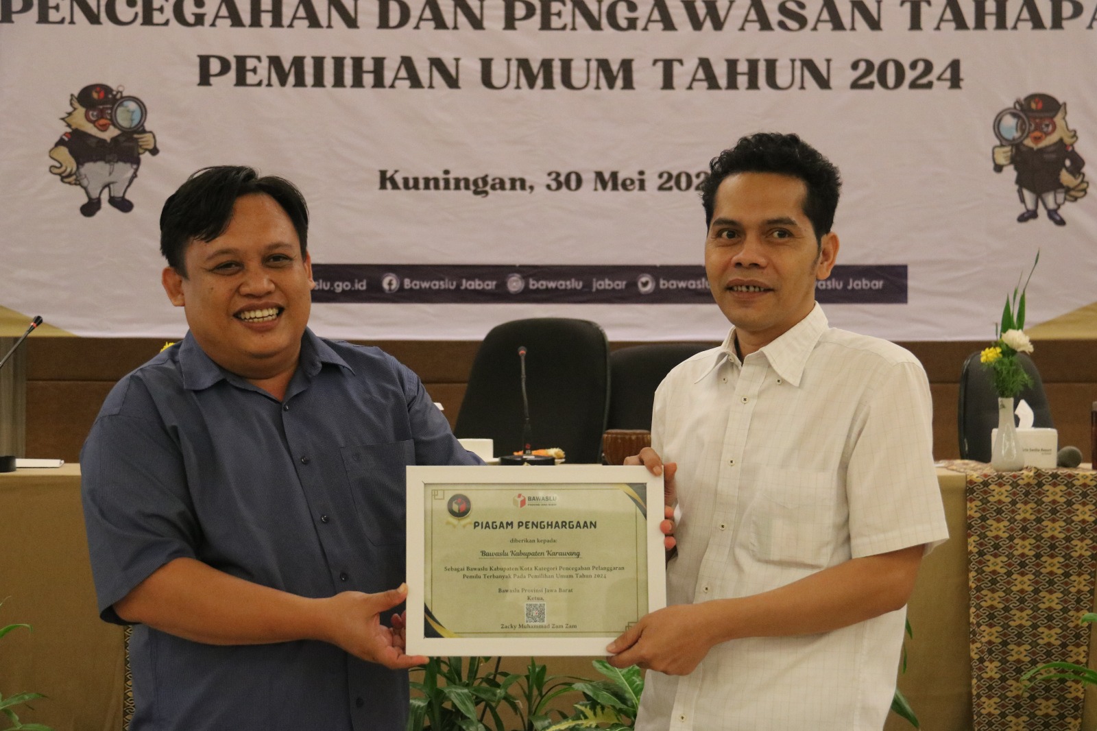 BAWASLU KARAWANG RAIH PENGHARGAAN DALAM RAPAT EVALUASI PENCEGAHAN DAN PENGAWASAN PEMILU 2024