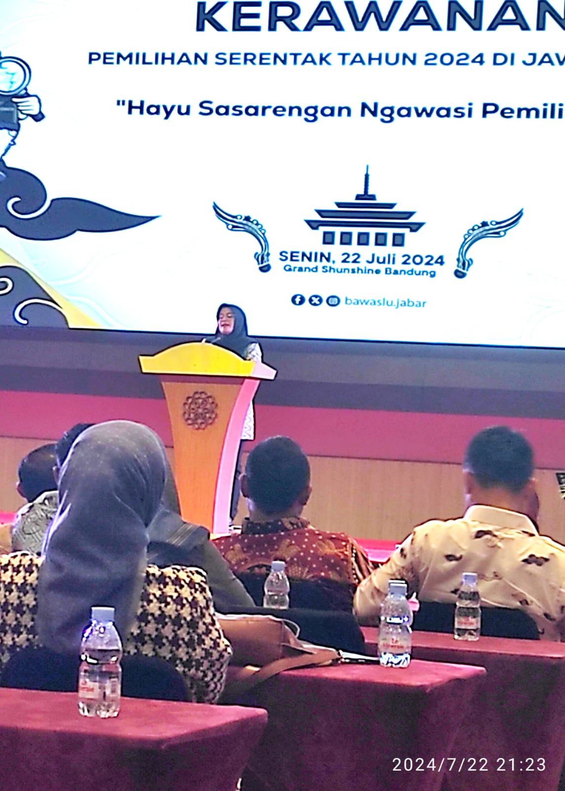 Anggota Bawaslu RI Kordiv P2HM Lolly Suhenti Membuka Acara Pemetaan Kerawanan Pemilihan 2024 Bawaslu Provinsi Jawa Barat di Hotel Grand Sunshine Soreang Bandung