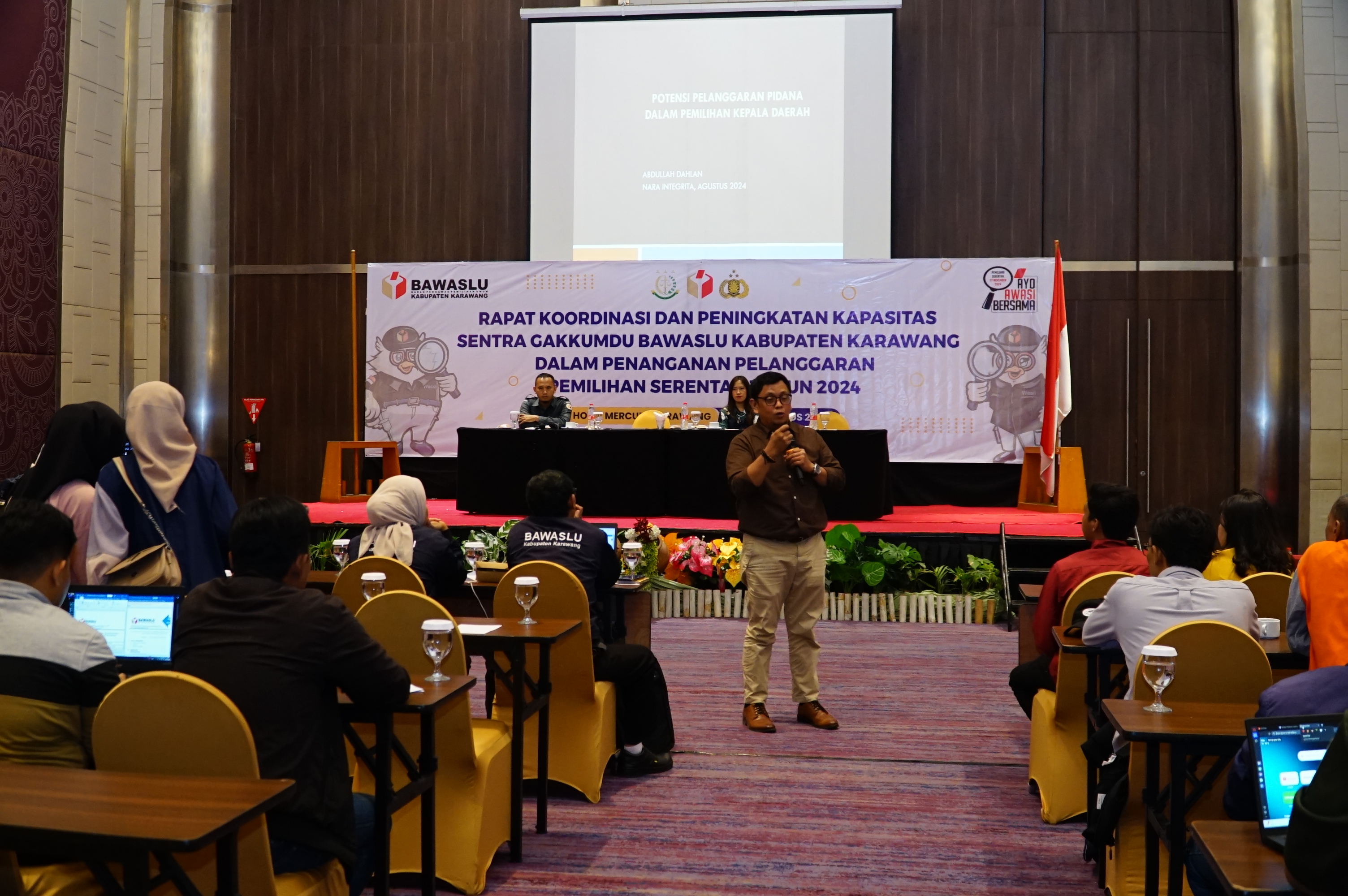 Narasumber Abdullah Dahlan saat memberikan materi dihadapan Kordiv. PPPS beserta staf Panwscam se Kabupaten Karawang