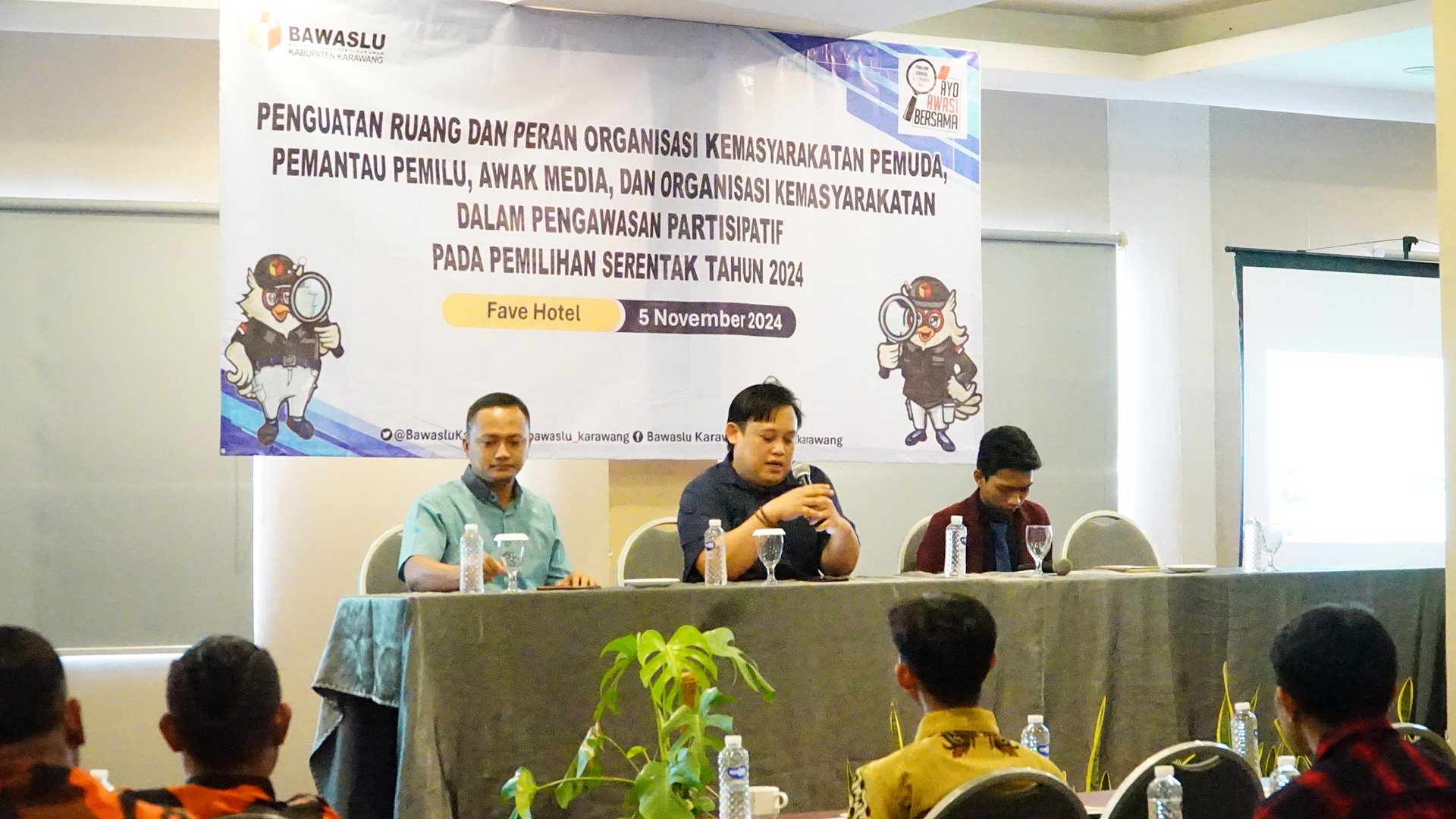 Kordiv. P2HM Ade Permana dan Kordiv. HPS Adnan Maushufi Bawaslu Kabupaten Karawang dalam Kegiatan Pengawasa Partisipatif bersama Ormas, OKP dan Kelompok Pemuda (05/11/2024)