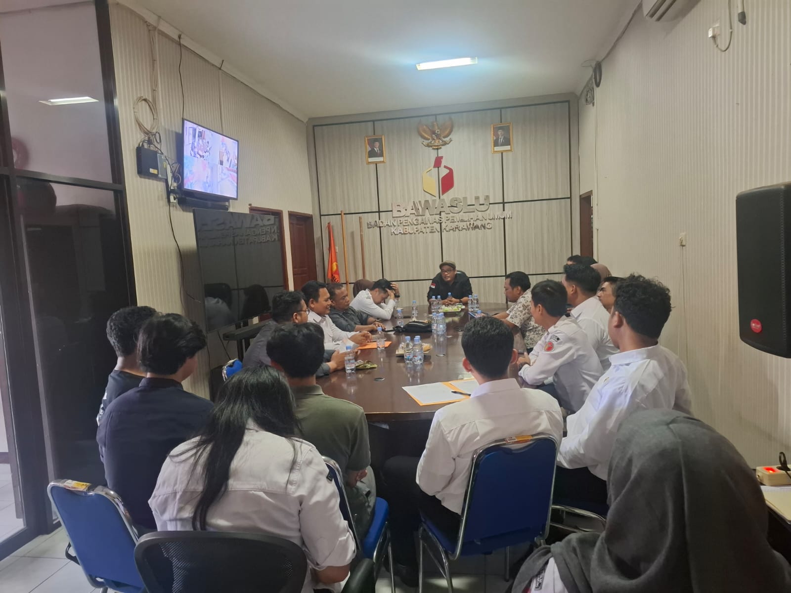 Ketua Bawaslu Kabupaten Karawang Engkus Kusnadi sedang memberikan sambutan dalam kegiatan Rapat Rapat Evaluasi Penanganan Pelanggaran Pemilu dan Pemilihan 2024, Rabu (11/6/25).