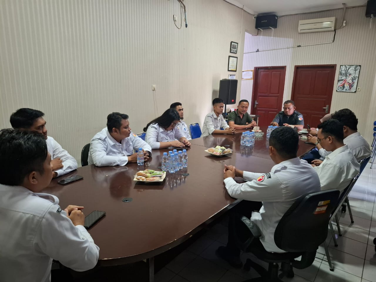 Adnan Maushufi saat memberikan arahan pada rapat Koordinasi dan Evaluasi Penyelesaian Sengketa Proses Pemilu dan Pemilihan 2024 (18/6/25).