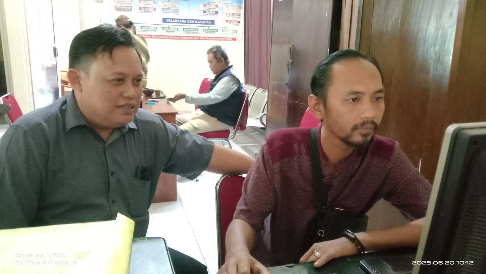 Kordiv. P2HM Bawaslu Kabupaten Karawang Ade Permana berkoordinasi dengan staf Perangkat Desa Kertaraharja Kecamatan Pedes (20/6/25)  