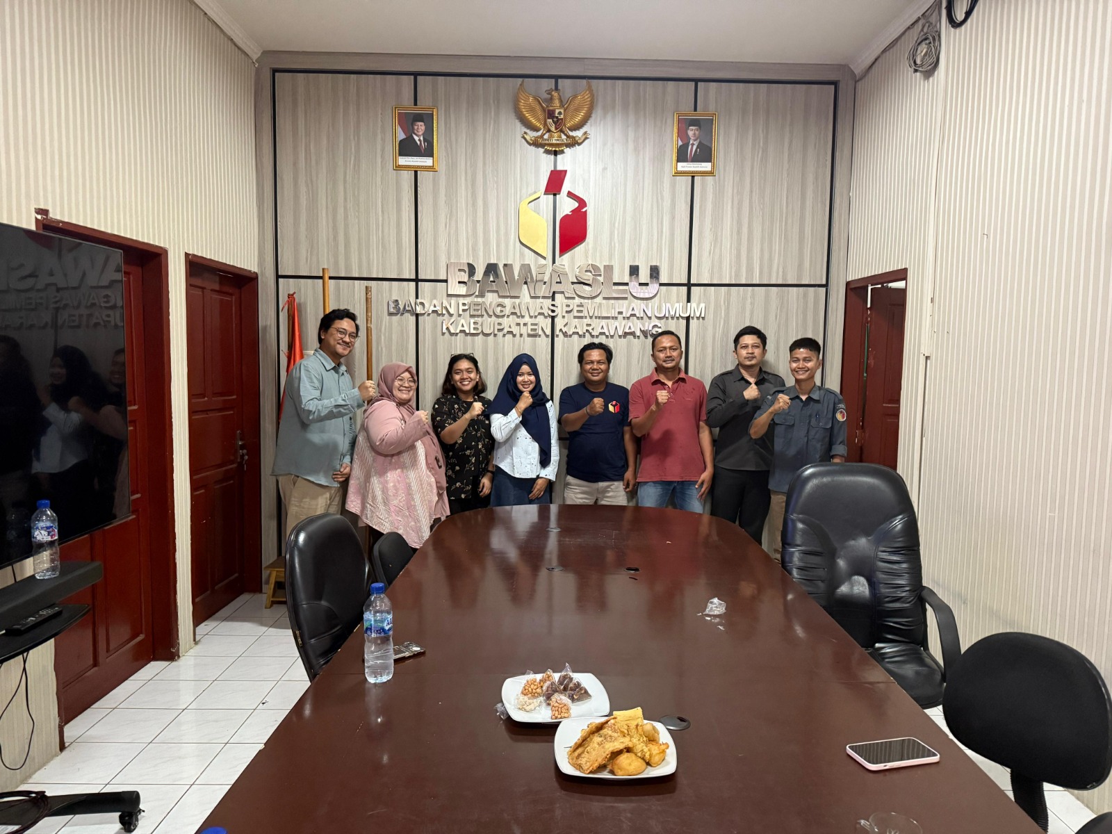Tim Monev Biro Hukum Humas Bawaslu RI bersama Pimpinan dan Staf Kesekretariatan Bawaslu Kabupaten Karawang (24/06/25)