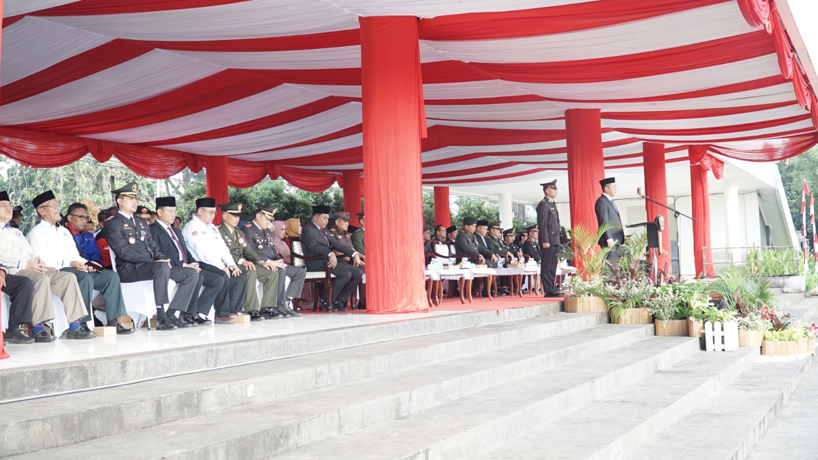 Bupati Karawang Aep Saepuloh saat menjadi Pembina Upacara dalam Upacara Peringatan HUT Bhyangkara ke 79, Karawang (01/07/25)