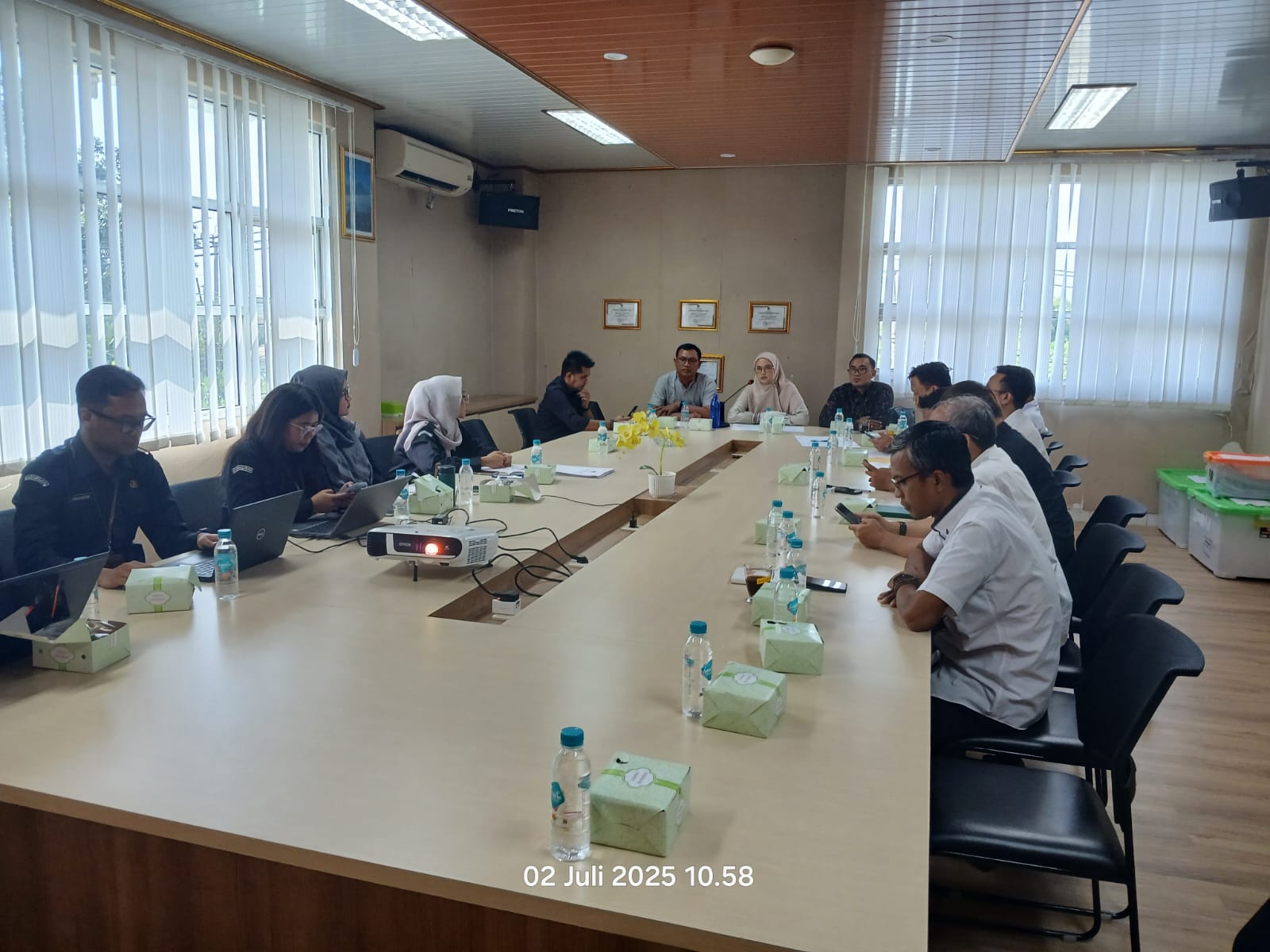 Ade Permana selaku Kordiv P2HM Bawaslu Karawang menghadiri Pleno Terbuka Pemutakhiran Data Pemilih Berkelanjutan Triwulan II, Rabu (02/07/25)