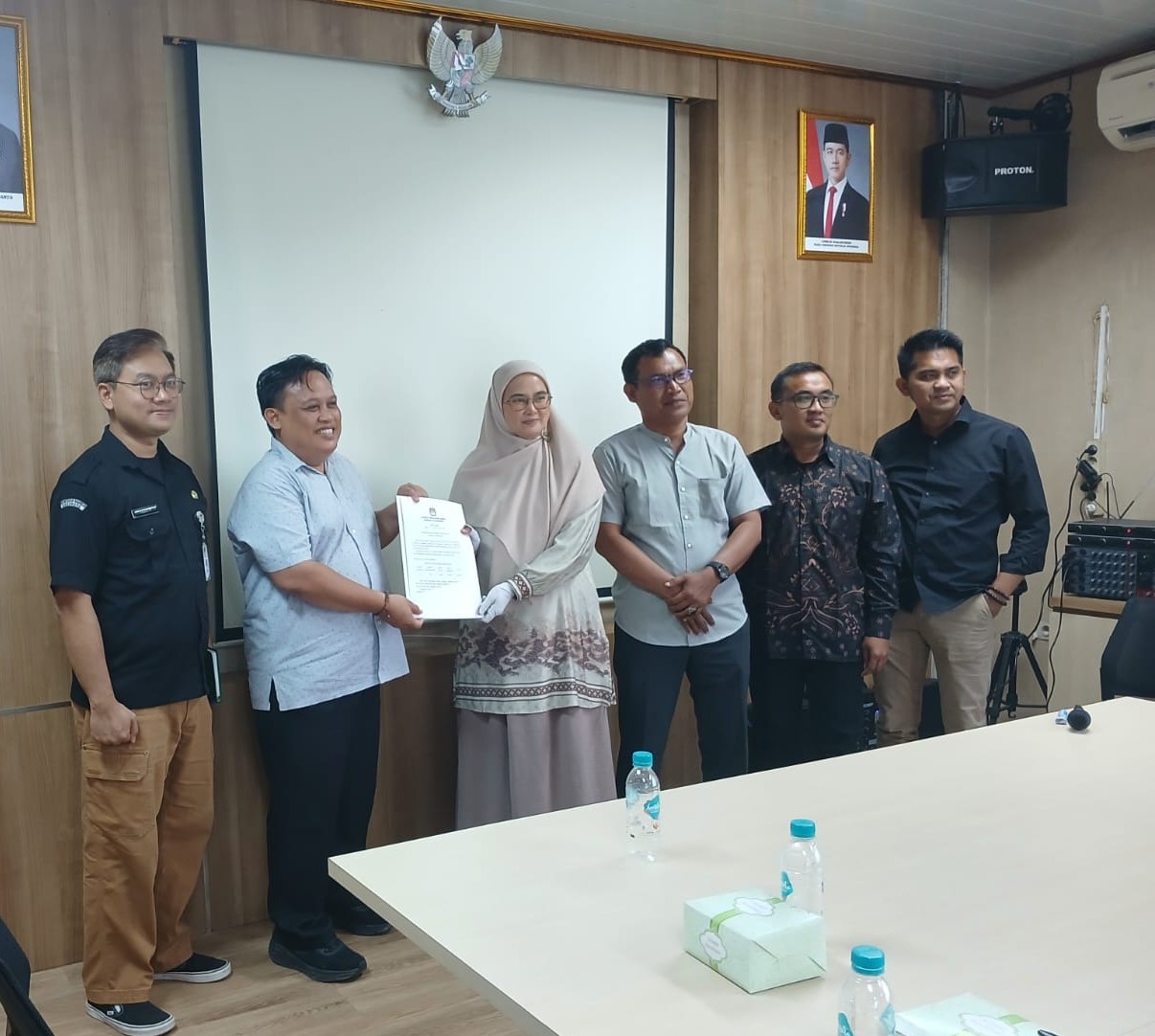 Ade Permana saat menerima salina Berita Acara Pemutakhiran Data Pemilih Berkelanjutan di Kantor KPU Rabu (02/07/2025).