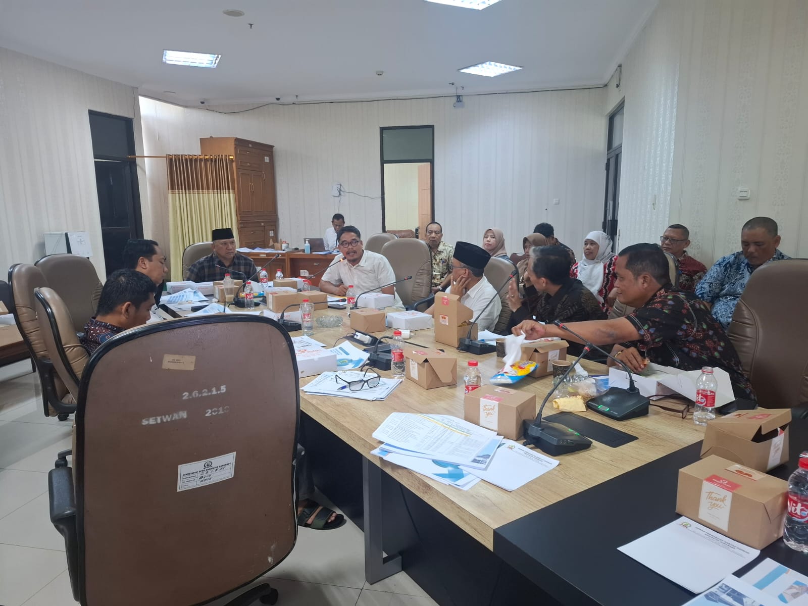 Ketua Bawaslu Kabupaten Karawang Engkus Kusnadi saat menyampaikan rencana kegiatan Bawaslu Kabupaten Karawang T.A 2026 di hadapan SKPD dan Anggota Komisi I DPRD Kabupaten Karawang, Kamis (04/09/25) 