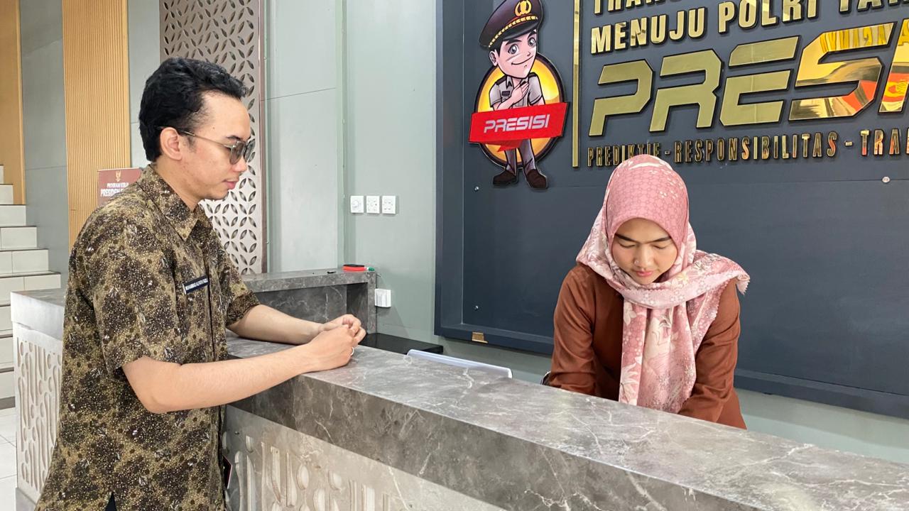 Staf Bawaslu Kabupaten Karawang Muh. Alfath Fadly saat menyampaikan surat permohonan Data Anggota Pensiun dan Anggota Baru Polres Karawang, Kamis (09/18/25).