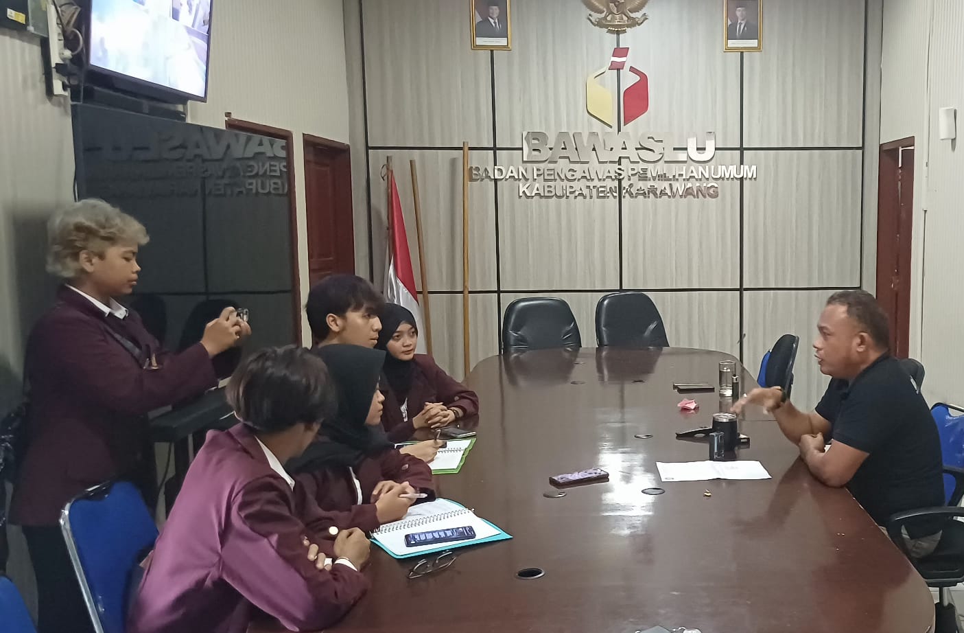 Kordiv. Penindakan dan Penanganan Pelanggaran, Data dan Informasi Akhmad Syafe'i kanan di hadapan Mahasiswa saat sedang memberikan keterangan wawancara di Kantor Bawaslu Kabupaten Karawang, Senin (21/09/25).