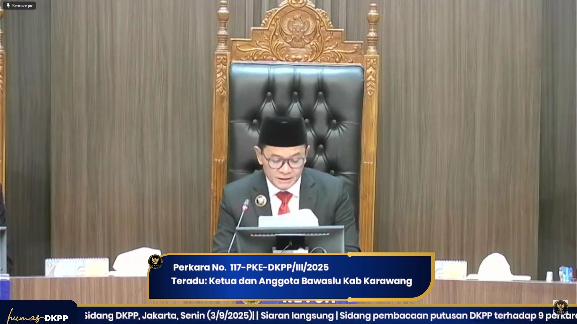 Ketua DKPP RI Hedi Lugito saat membacakan putusan perkara 117-PKE-DKPP/III/2025 Teradu Ketua dan Anggota Bawaslu Kabupaten Karawang