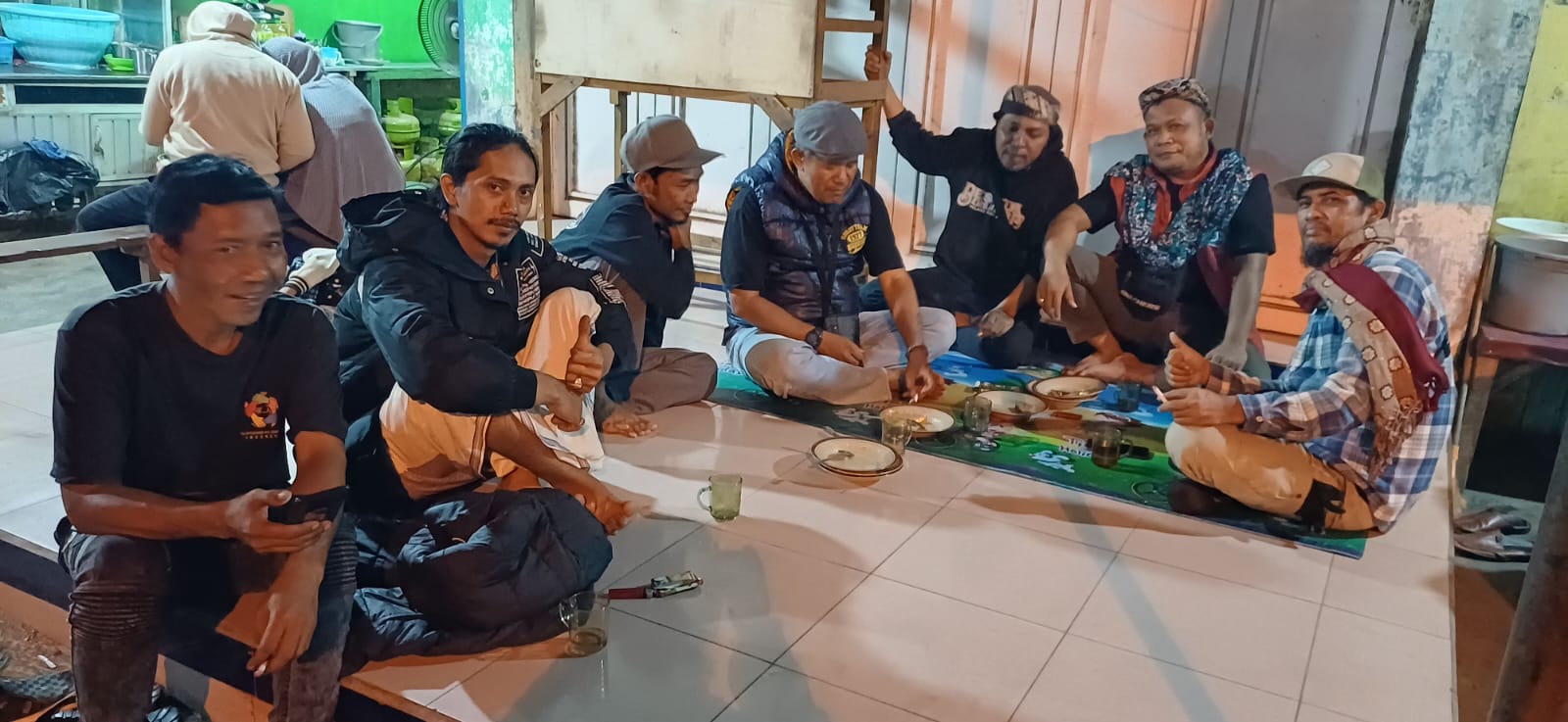 Kordiv. Penindakan dan Penanganan Pelanggaran Akhmad Syafei (Kedua dari kanan) saat berdialog dengan Komunitas Paguyuban Vespa Karawang Sabtu, (27/09/25).