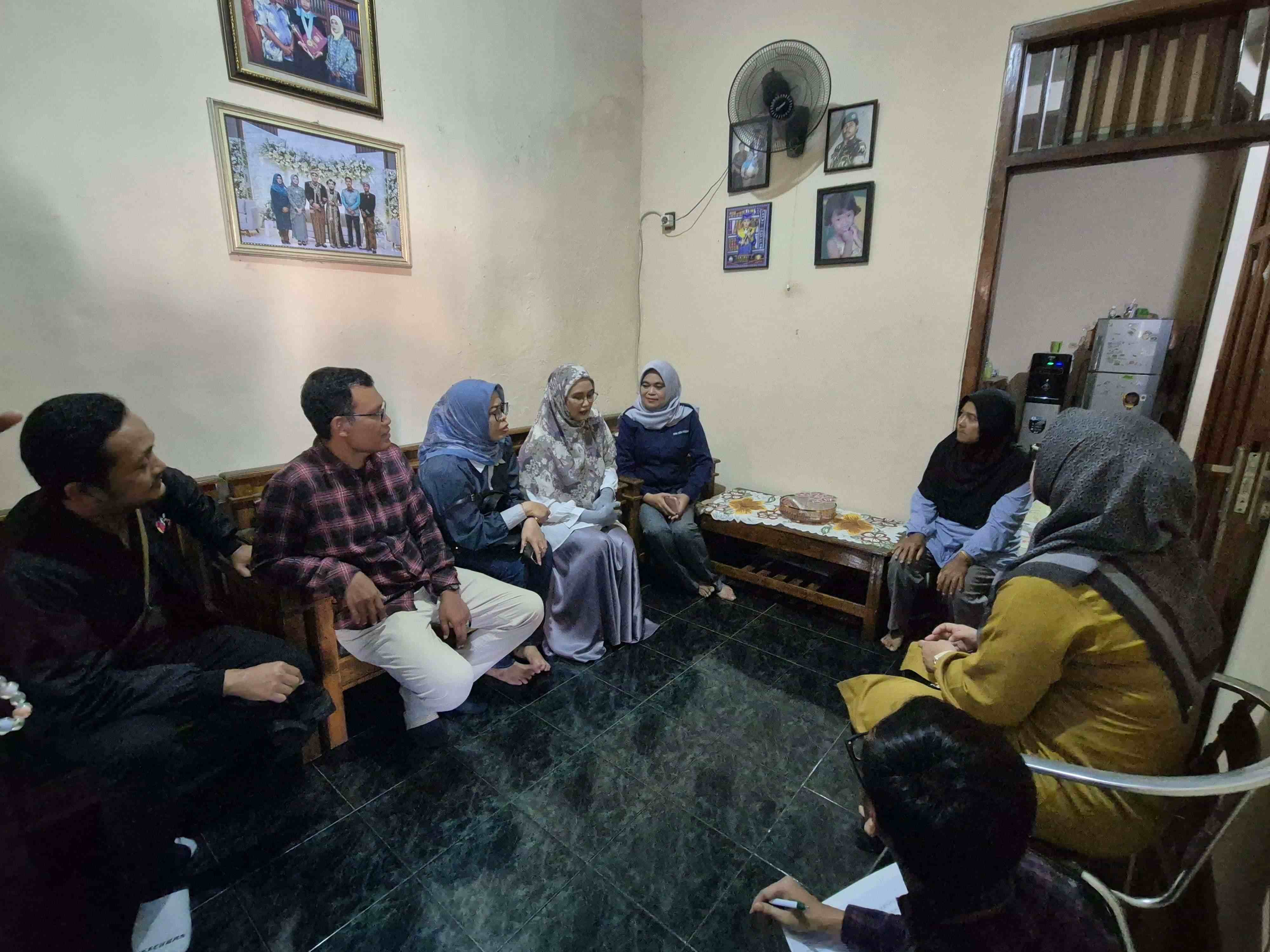 Adnan Maushufi saat melaksanakan pengawasan Coktas oleh KPU Kabupaten Karawang di Kelurahan Puseurjaya, Kecamatan Telukjambe Timur Karawang (24/09.25).