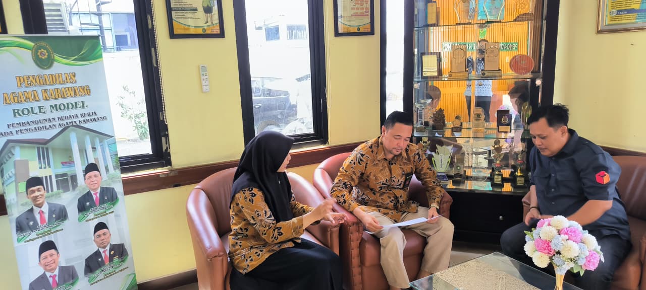 Ade Permana bersama Panitera Muda Hukum Andi Putra, S.H. saat berdialog di Kantor Pengadilan Agama Karawang terkait Perkara Pernikahan dibawah Umur (10/10/25)