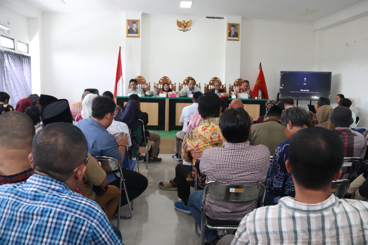Pimpinan Bawaslu Jawa Barat dihadapan para Ketua dan Anggota Bawaslu Kabupaten/Kota se Jawa Barat Memimpin Rakor Persiapan P2P di Indramayu (20/10/25).