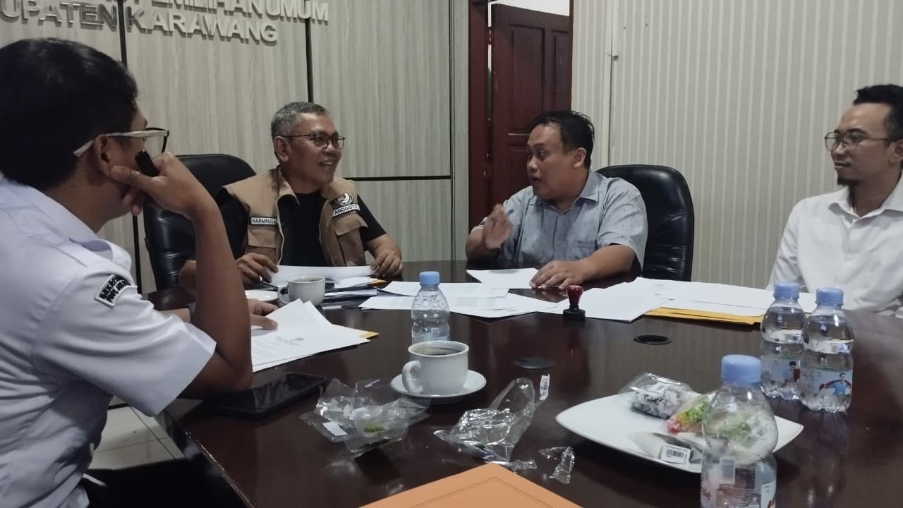 Harminus Koto (kedua dari kiri) saat melakukan Supervisi Uji Petik PDPB di Bawaslu Kabupaten Karawang (29/10/25).