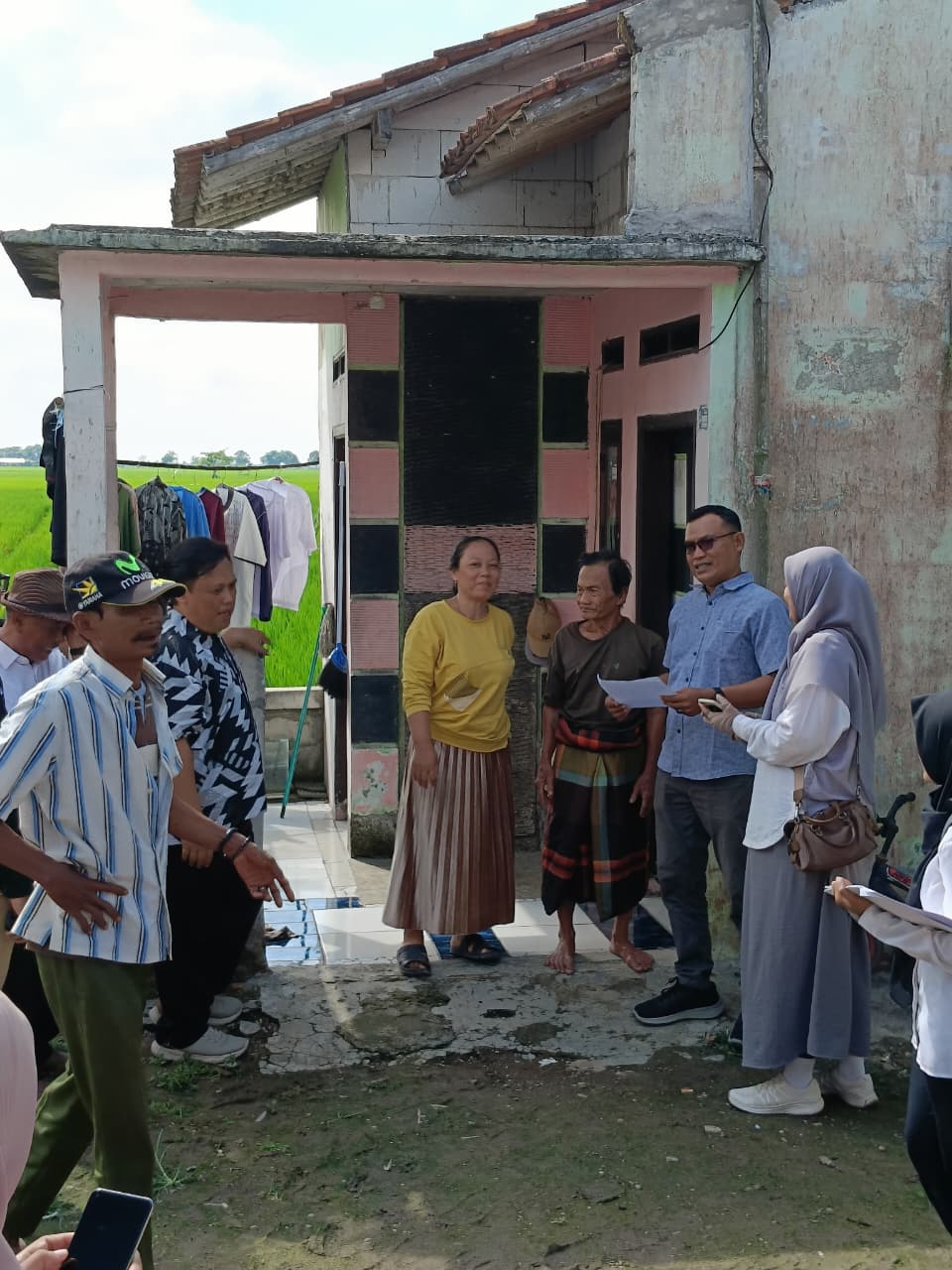 Ade Permana saat memantau langsung Coktas PDPB yang dilaksanakan oleh KPU di Desa Malangsari Kecamatan Pedes (20/11/25).