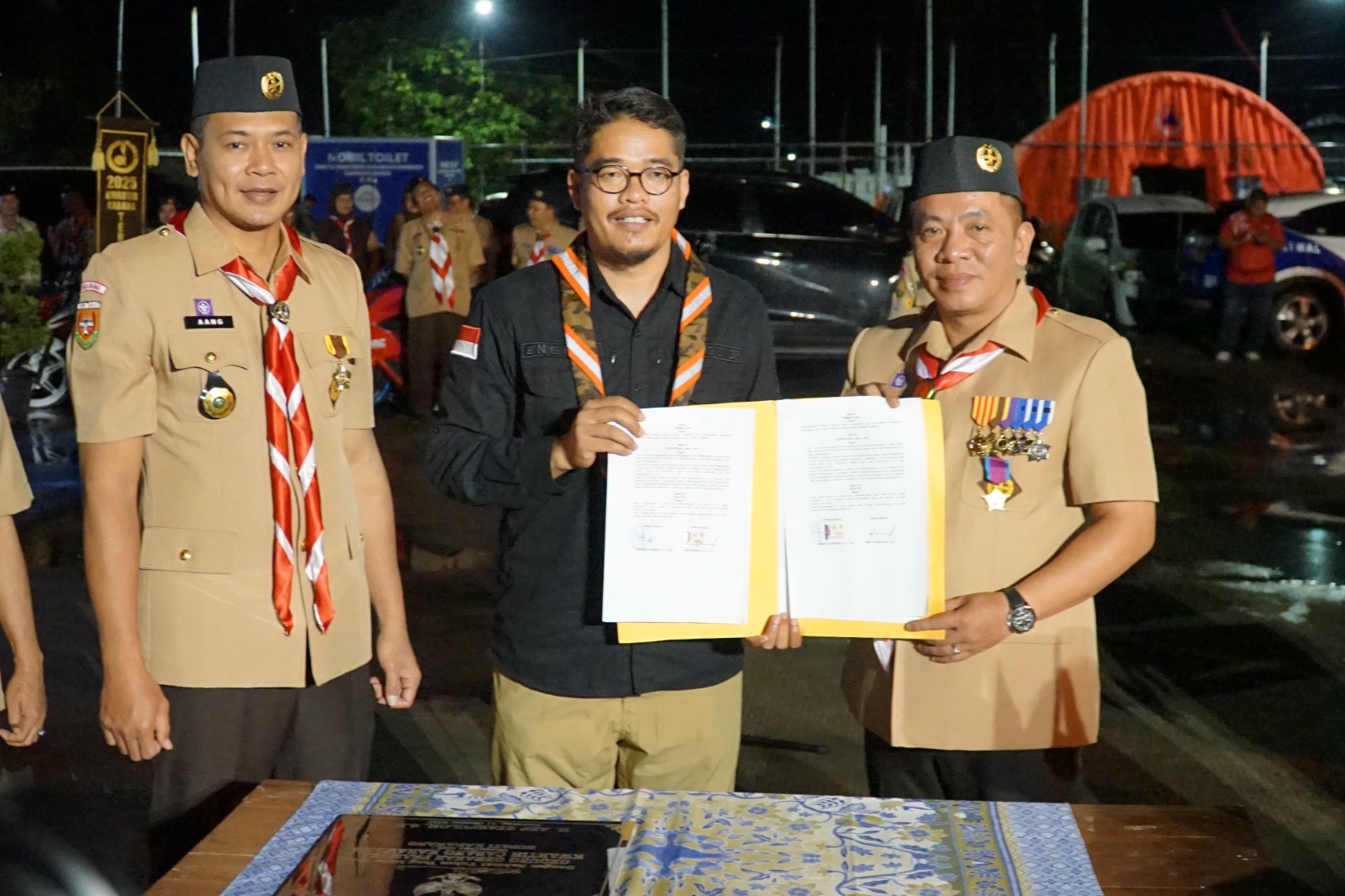 Engkus Kusnadi selaku Ketua Bawaslu bersama Aep Saepulloh, S.E., selaku Ketua Gerakan Pramuka Kwarcab Karawang didampingi Sekda Karawang Asep Aang Rahmatullah dalam rangka penandatanganan MoU kedua belah pihaka di sela-sela kegiatan Jambore Pramuka Kwarcab Karawanng (31/10/25)