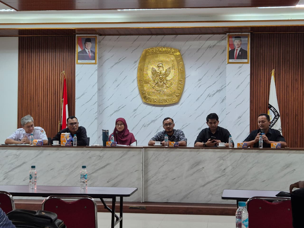 Adnan Maushufi (paling kanan) Anggota Bawaslu Kabupaten Karawang saat hadir dalam Rakor Pemutakhiran Partai Politik Semester II di Aula Kantor KPUD Karawang (27/11/25).