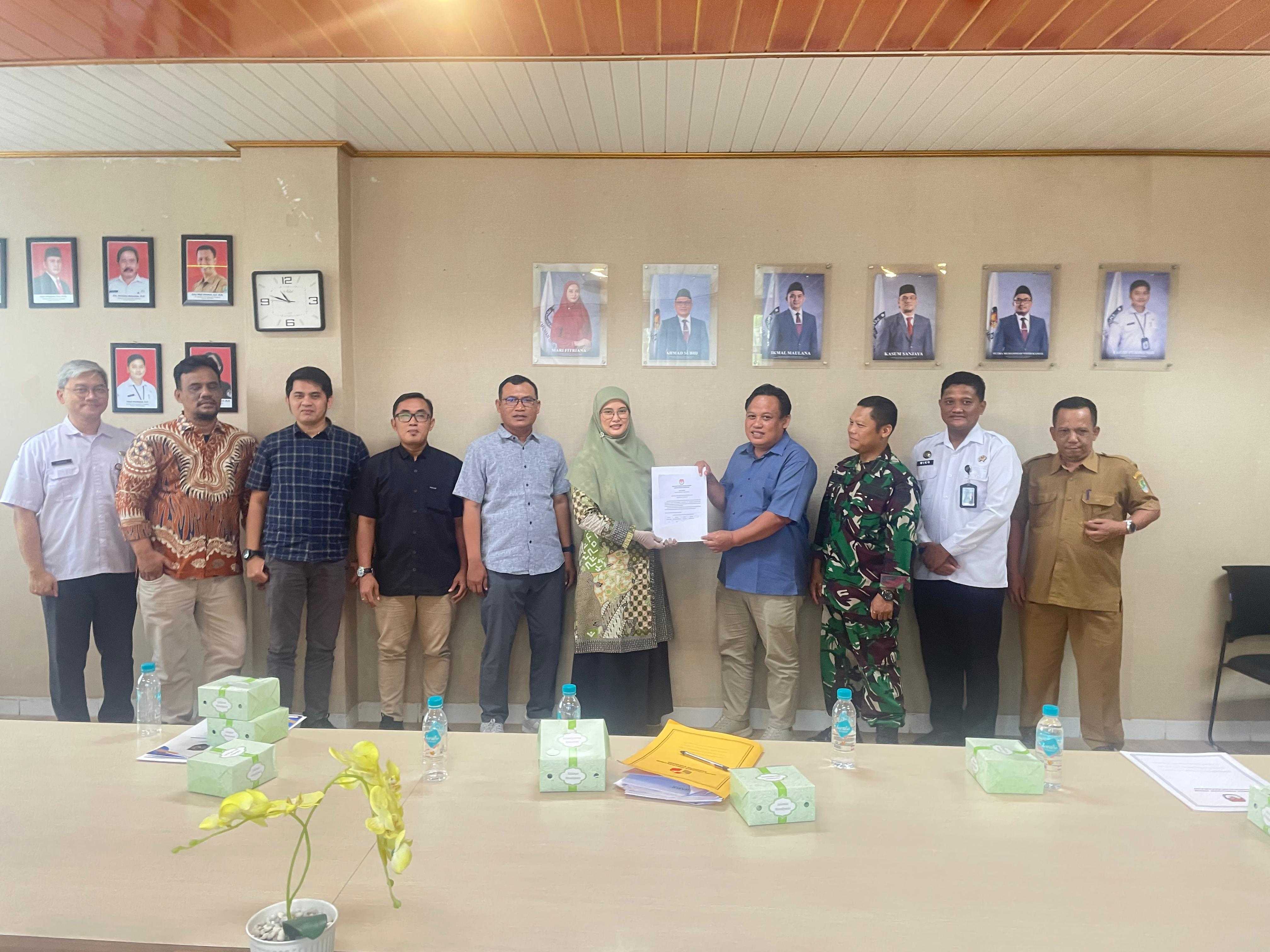 Ade Permana saat menerima penyerahan salinan berita acara Pleno Pemutakhiran Data Pemilih Berkelanjutan dari Ketua KPU Karawang pada Senin, (08/12/2025)