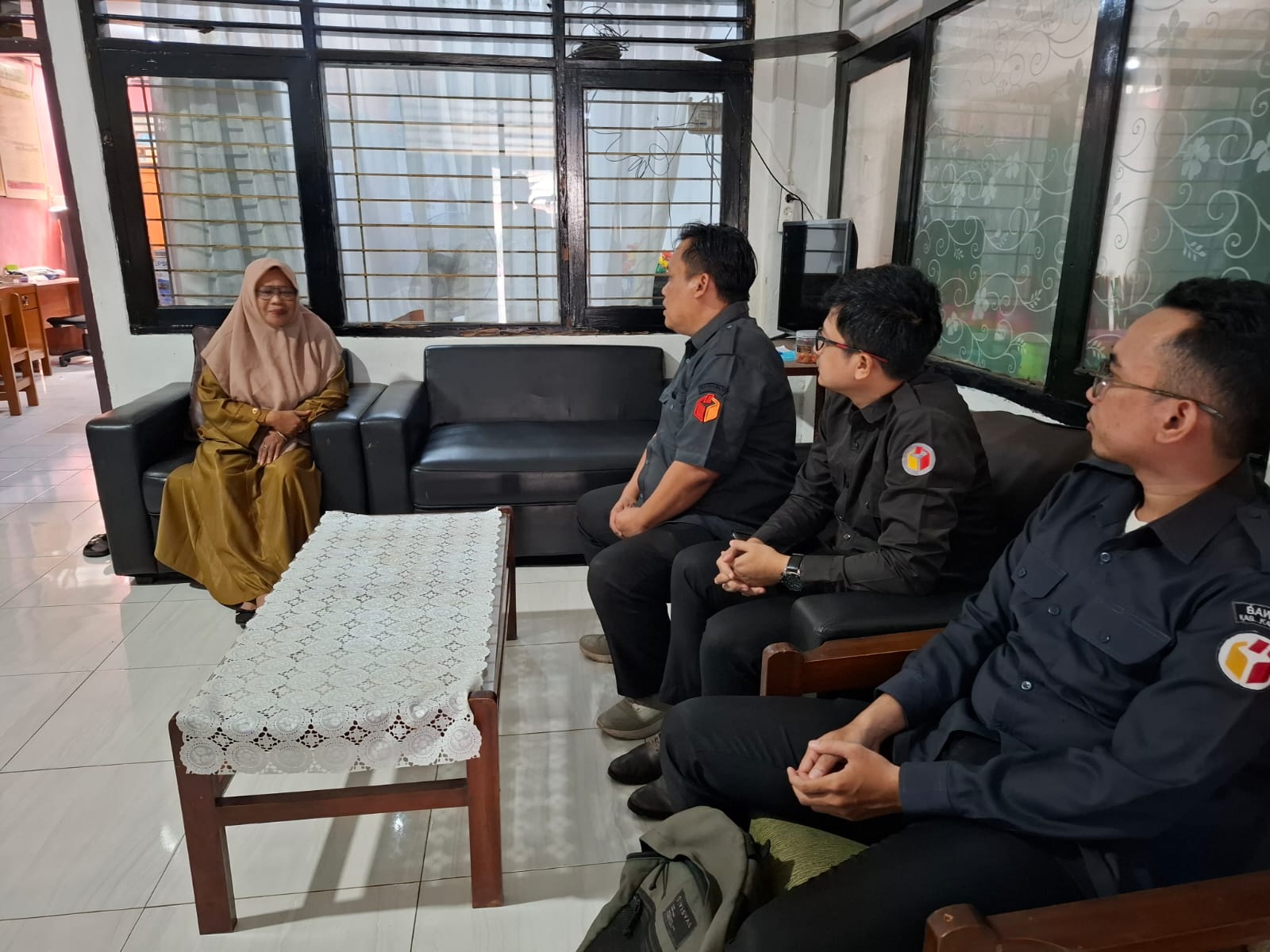 Kordiv. PPHM Bawaslu Kabupaten Karawang Ade Permana saat berkunjung ke SLB Tunas Harapan (26/01/26).