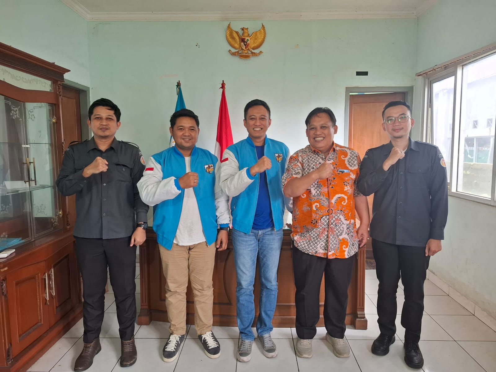 Anggota Bawaslu Ade Permana bersama Ketua dan Sekjen KNPI Karawang (27/01/2026)