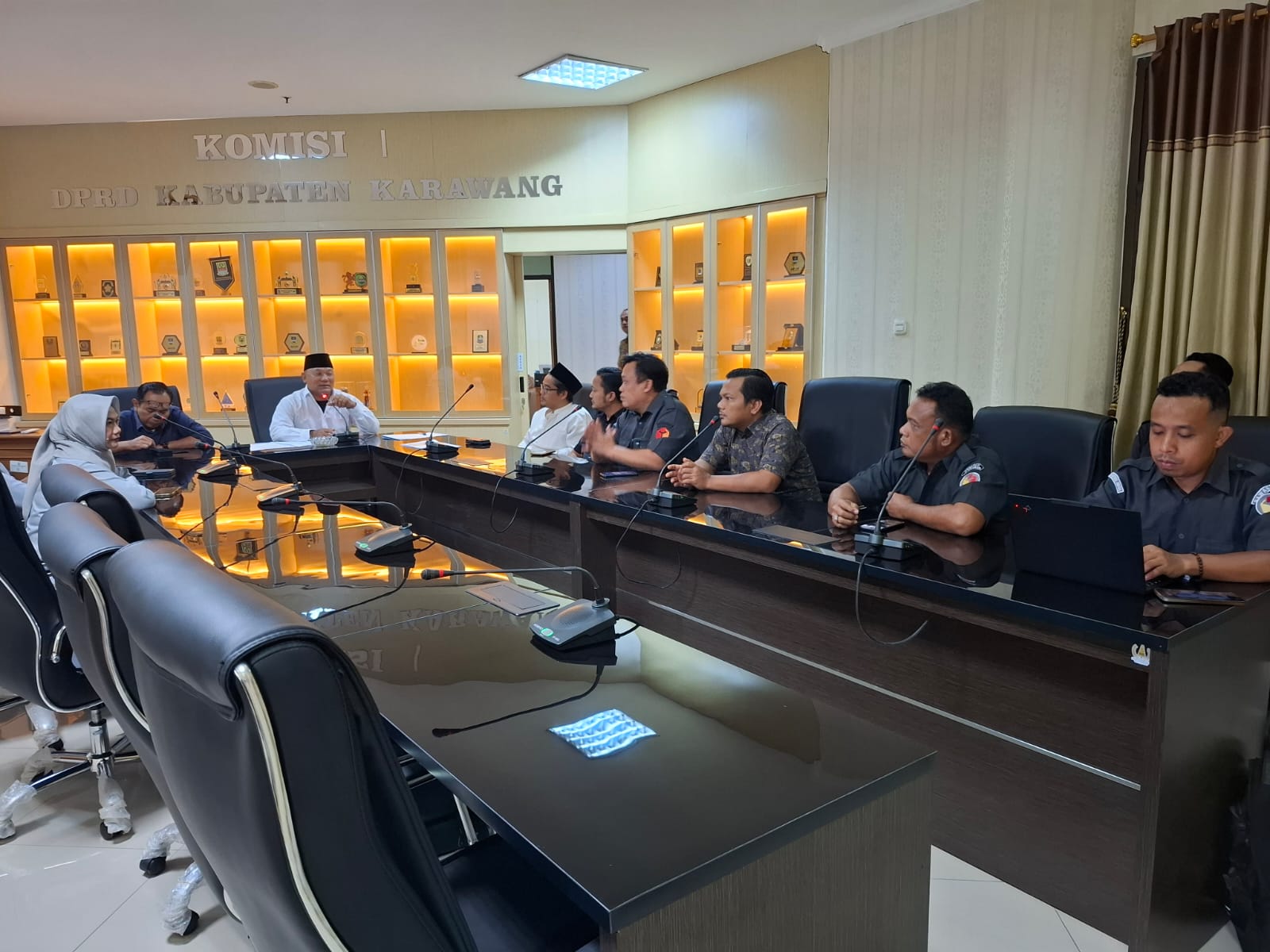 Jajaran Pimpinan Bawaslu Kabupaten Karawang saat berkunjung ke Komisi 1 DPRD Kabuptane Karawang (23/02/2026)