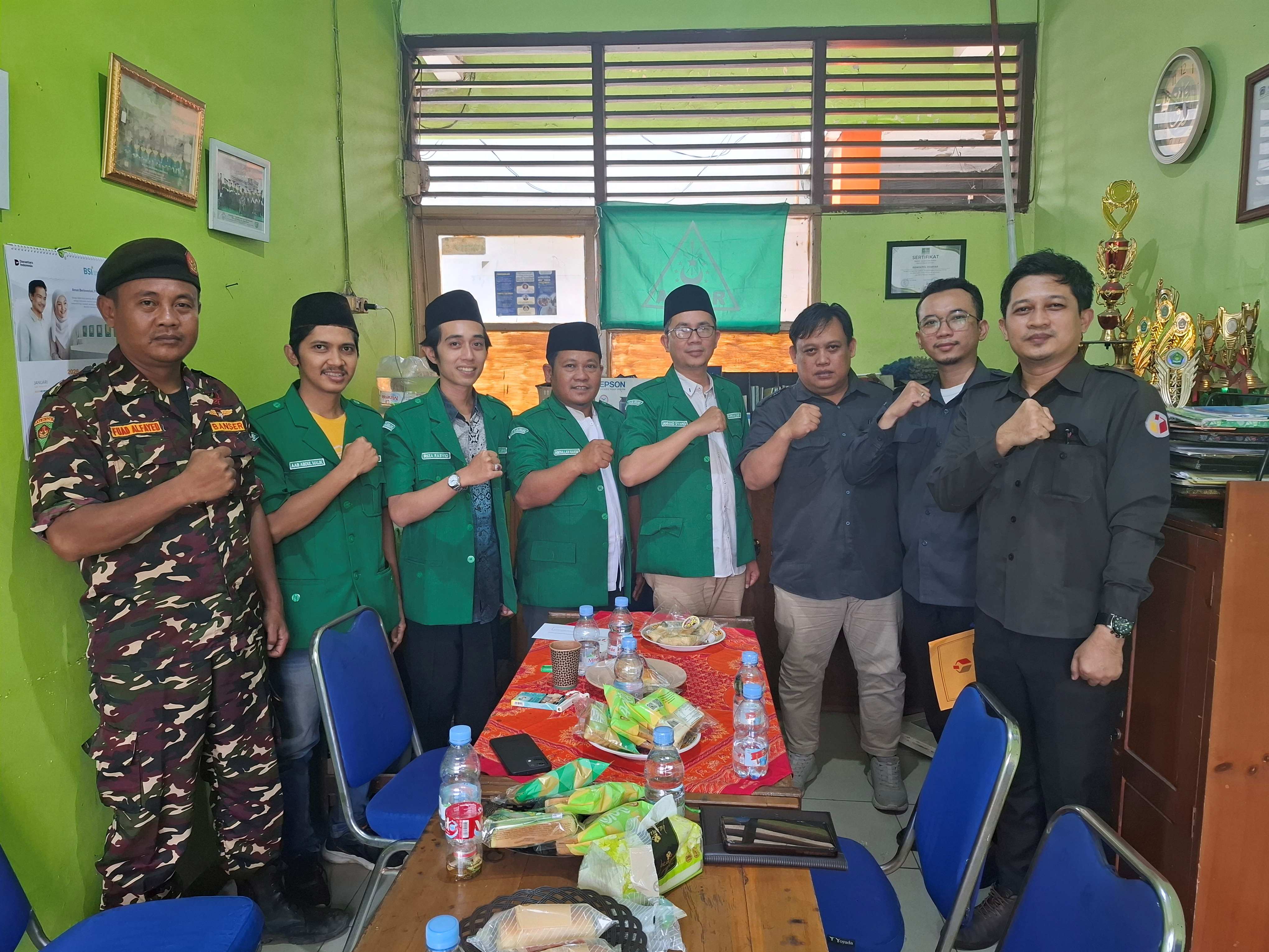 Jajaran Bawaslu bersama Jajaran Pengurus GP Ansor saat kunjungan Nyaba Bawaslu Karawang (09/02/2026)