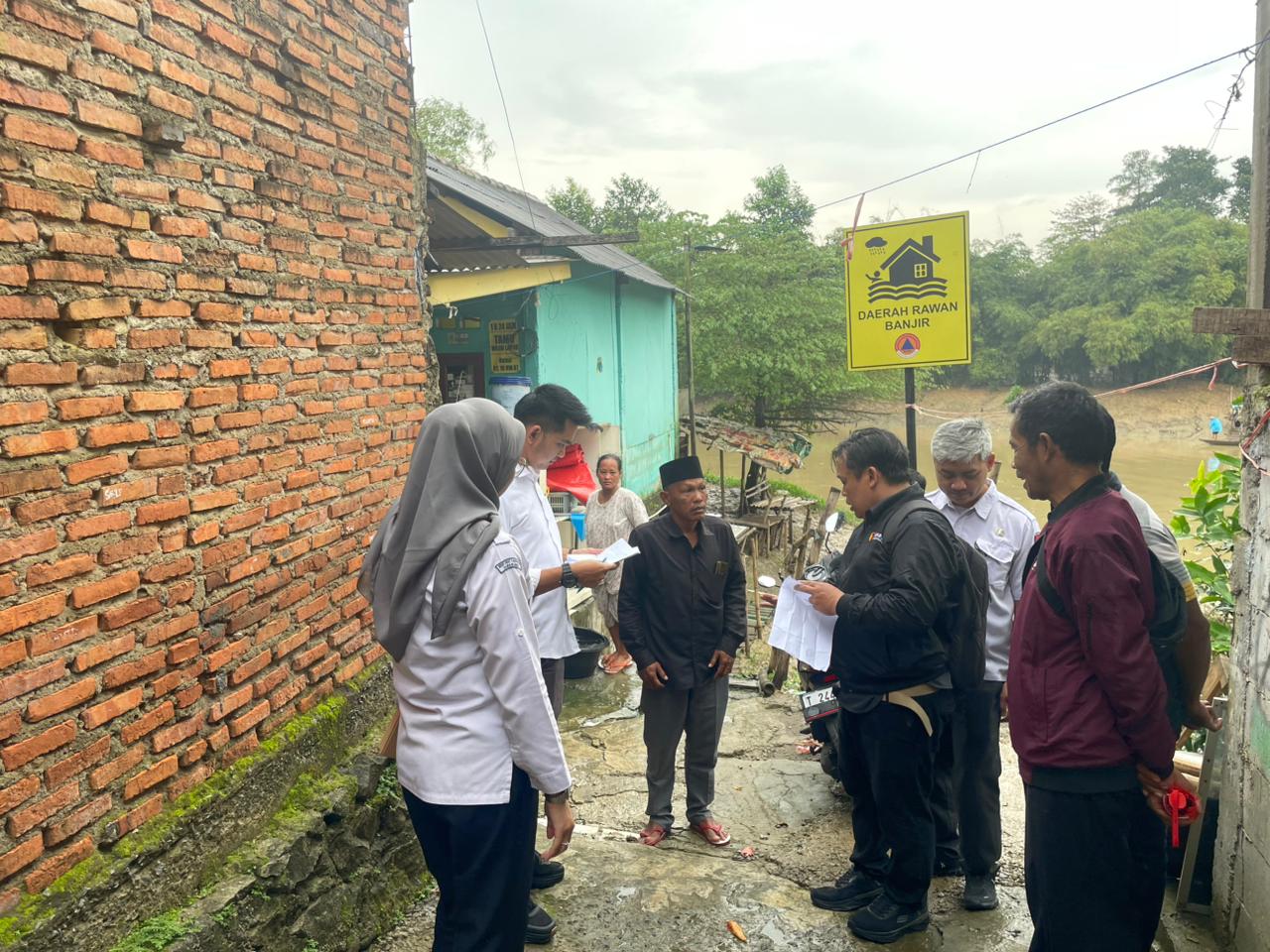 Anggota Bawaslu Kabupaten Karawang Ade Permana saat melaksanakan pengawasan Coktas Triwulan I yang dilaksanakan oleh KPU (02/03/2026).