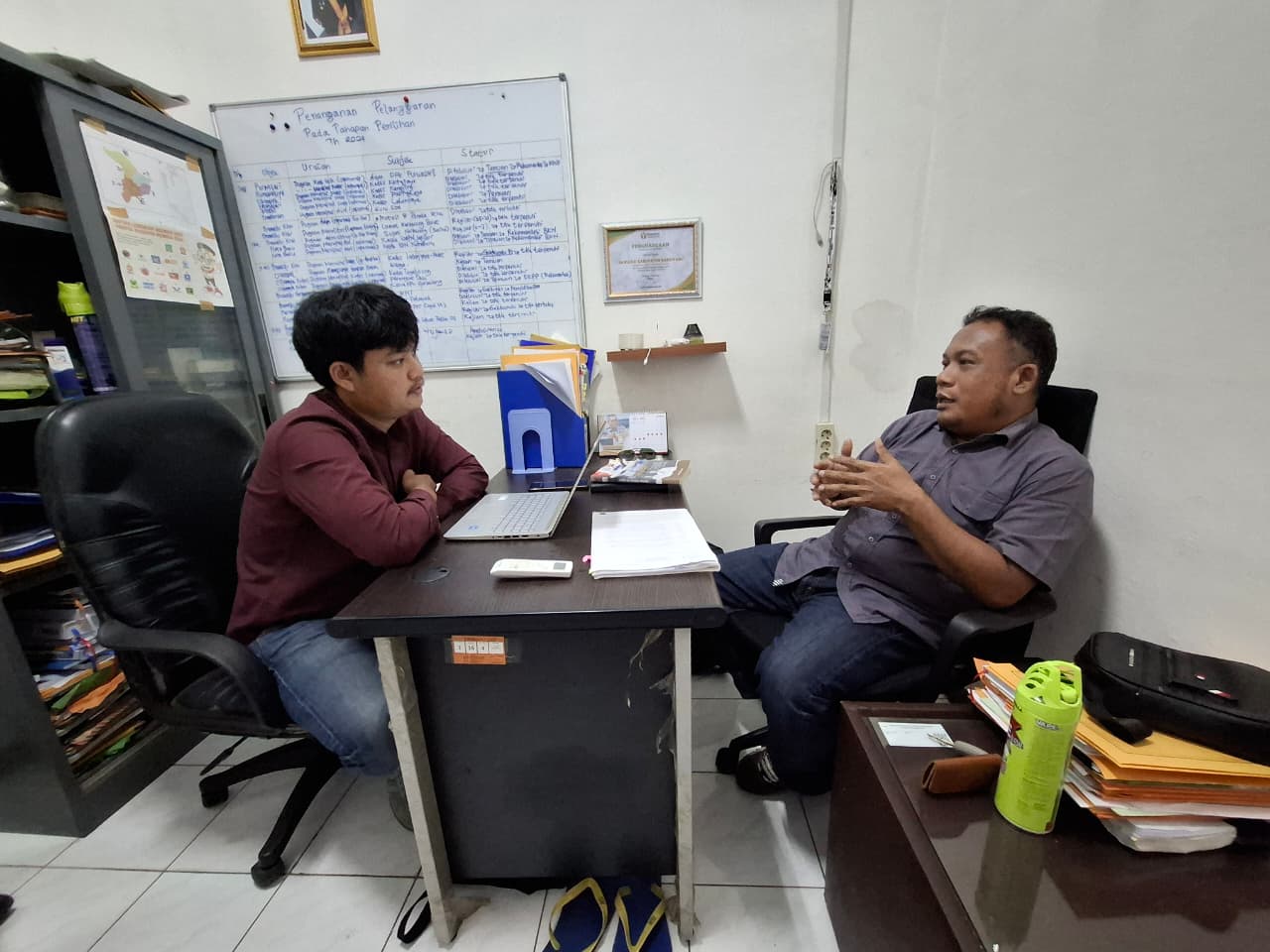 Akhmad Syafe'i Kordiv. Penindakan dan Penanganan Pelanggaran Bawaslu Kabupaten Karawang saat diwawancara Mahasiswa UBP di Kantor Bawaslu Kabupaten Karawang Senin (16/03/2026).