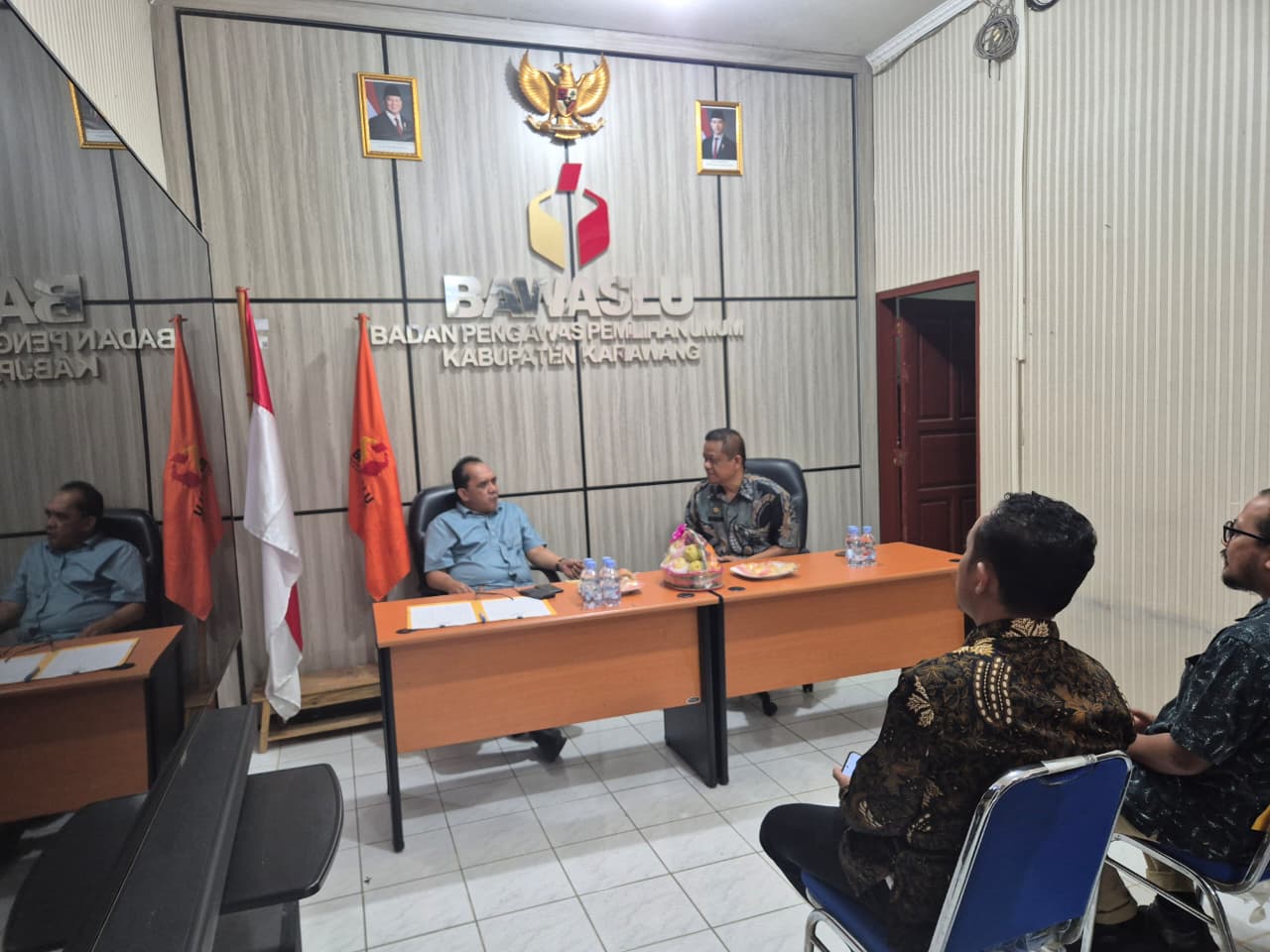 Deputi Bidang Administrasi Bawaslu RI La Bayoni didampingi Kepala Sekretariat Bawaslu Kabupaten Karawang Walter Edward Malau di Kantor Sekretariat Bawaslu Kabupaten Karawang Jumat (27/03/26)