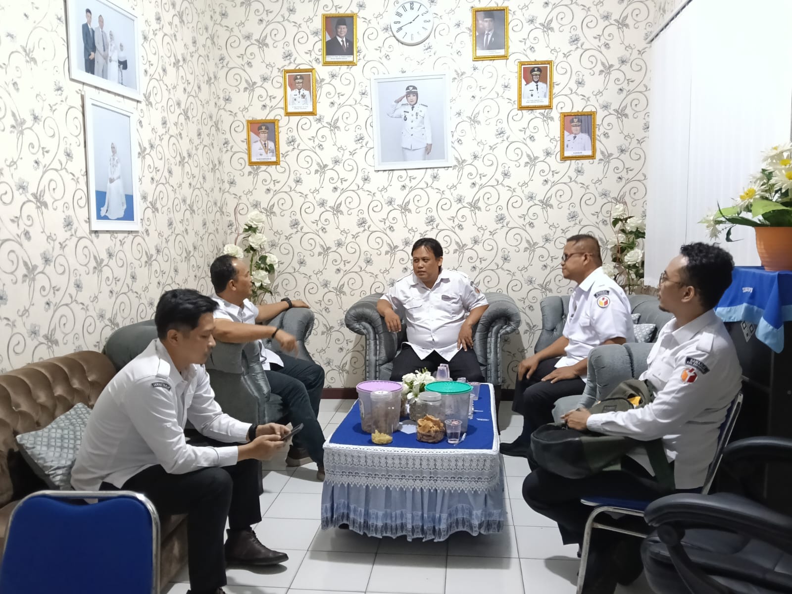 Ade Permana menjelaskan tujuan pelaksanaan uji petik di Desa Sukaluyu kepada Heri Herdiana sebagai bagian dari koordinasi kegiatan.