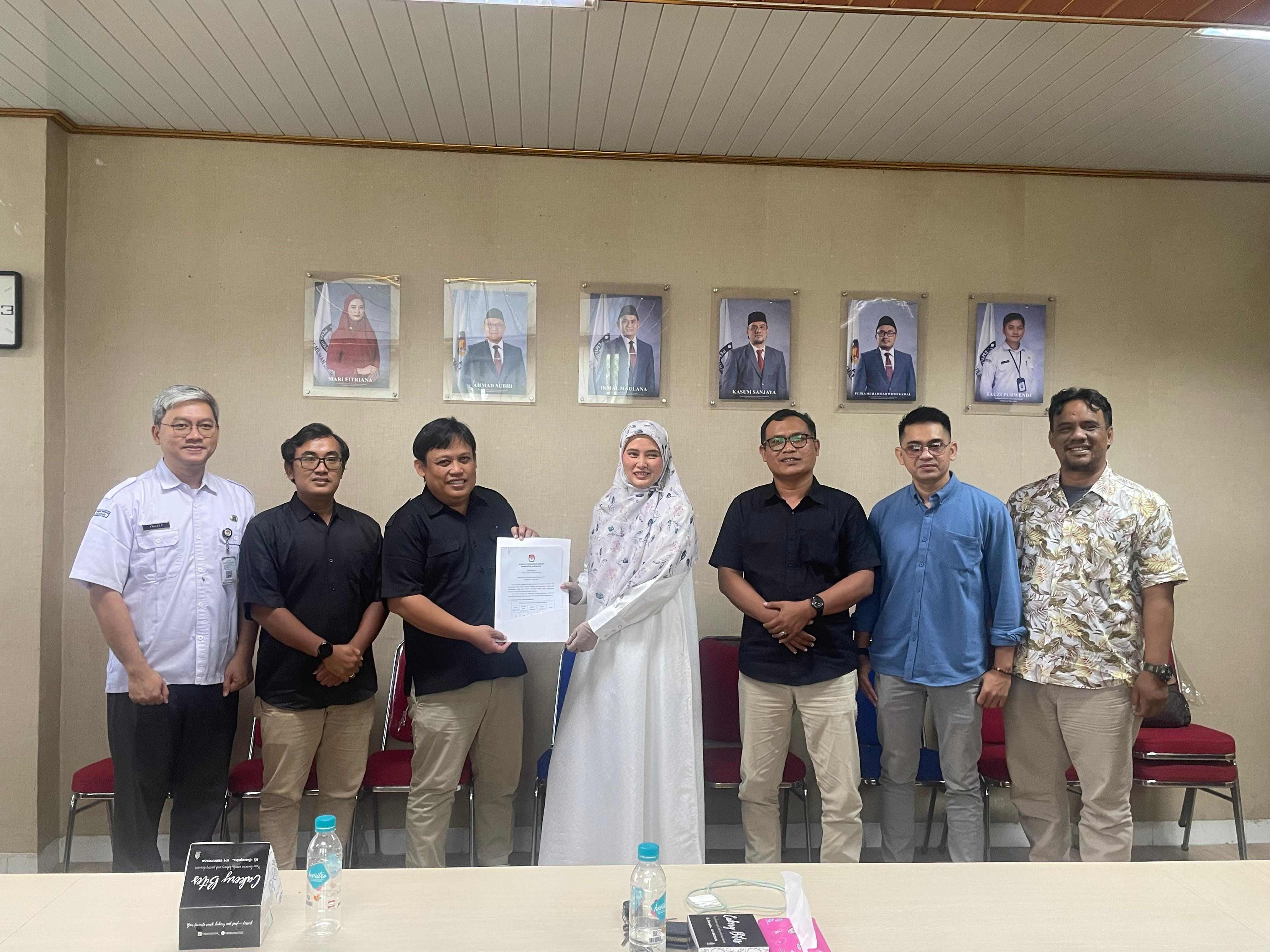 Ade Permana ketiga dari kiri saat menerima salinan BA Pleno PDPB Triwulan I dari KPU, Kamis (02/04/2026).