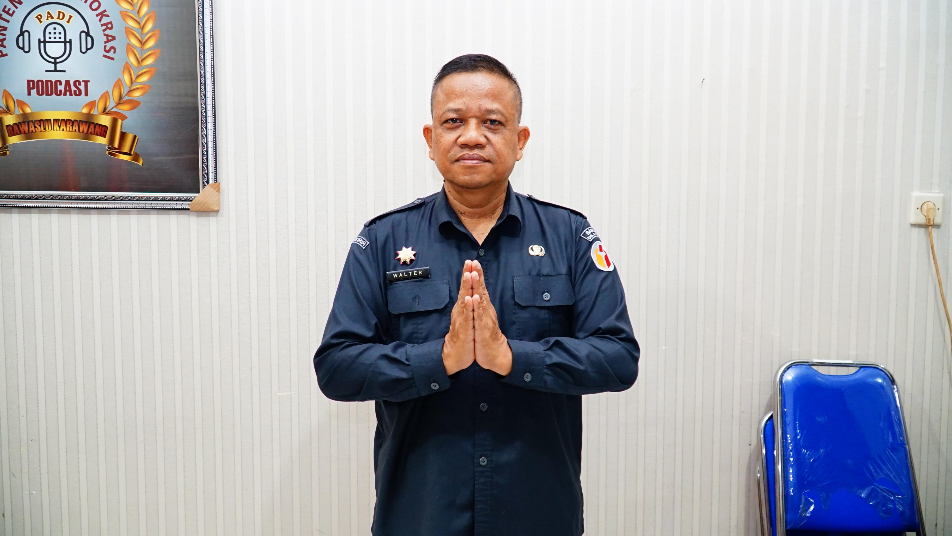 Walter Edward Malau Kepala Sekretariat Bawaslu Kabupaten Karawang saat di wawancara oleh Tim Humas Bawaslu Kabupaten Karawang, Rabu (13/05/2026).