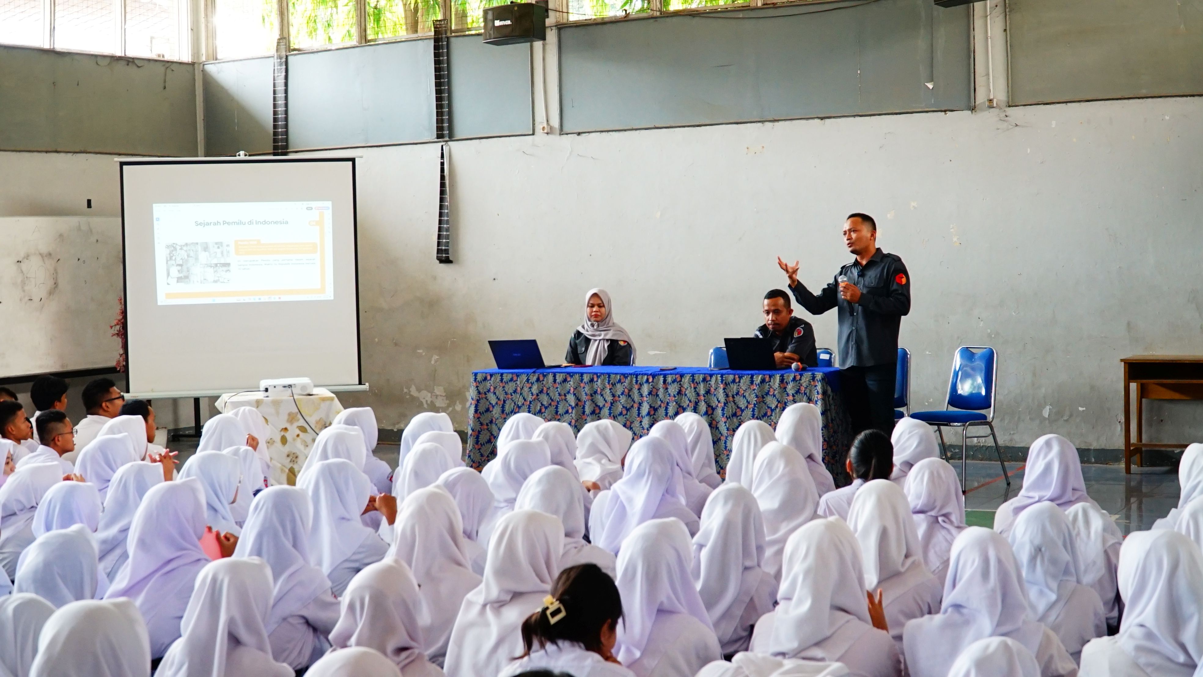 Adnan Maushufi saat melakukan sosialisasi kepada Siswa Siswi SMAN 3 Karawang, Senin (04/05/2026).
