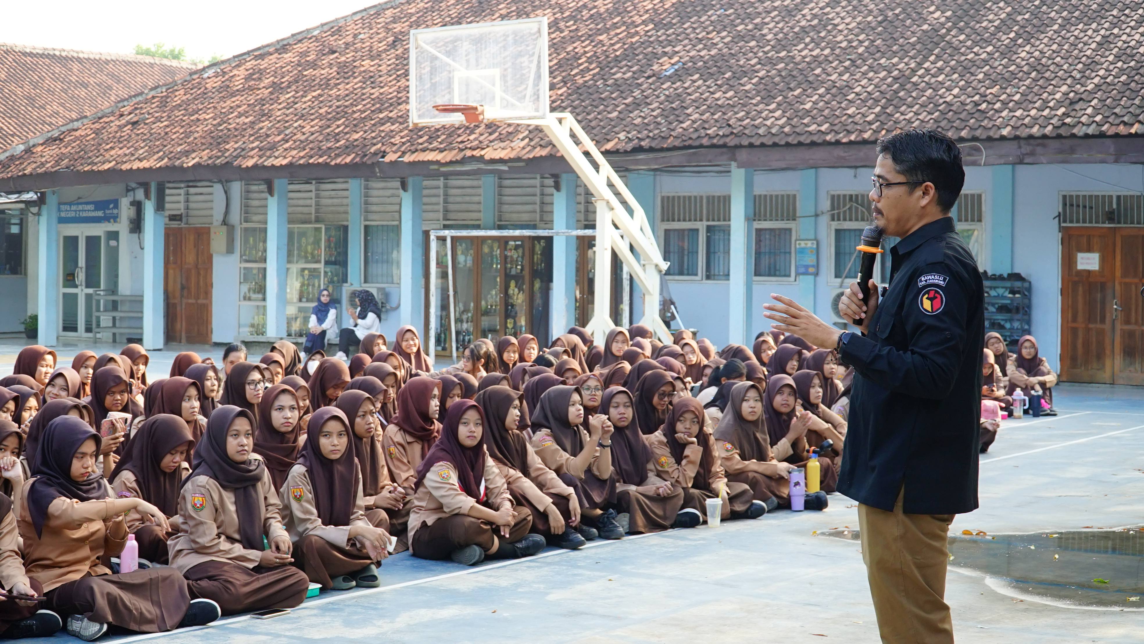 Ketua Bawaslu Kabupaten Karawang Engkus Kusnadi saat menjadi pengisi materi dalam kegiatan Bawaslu goes to School di SMKN 2 Karawang Rabu, (06/05/2026).
