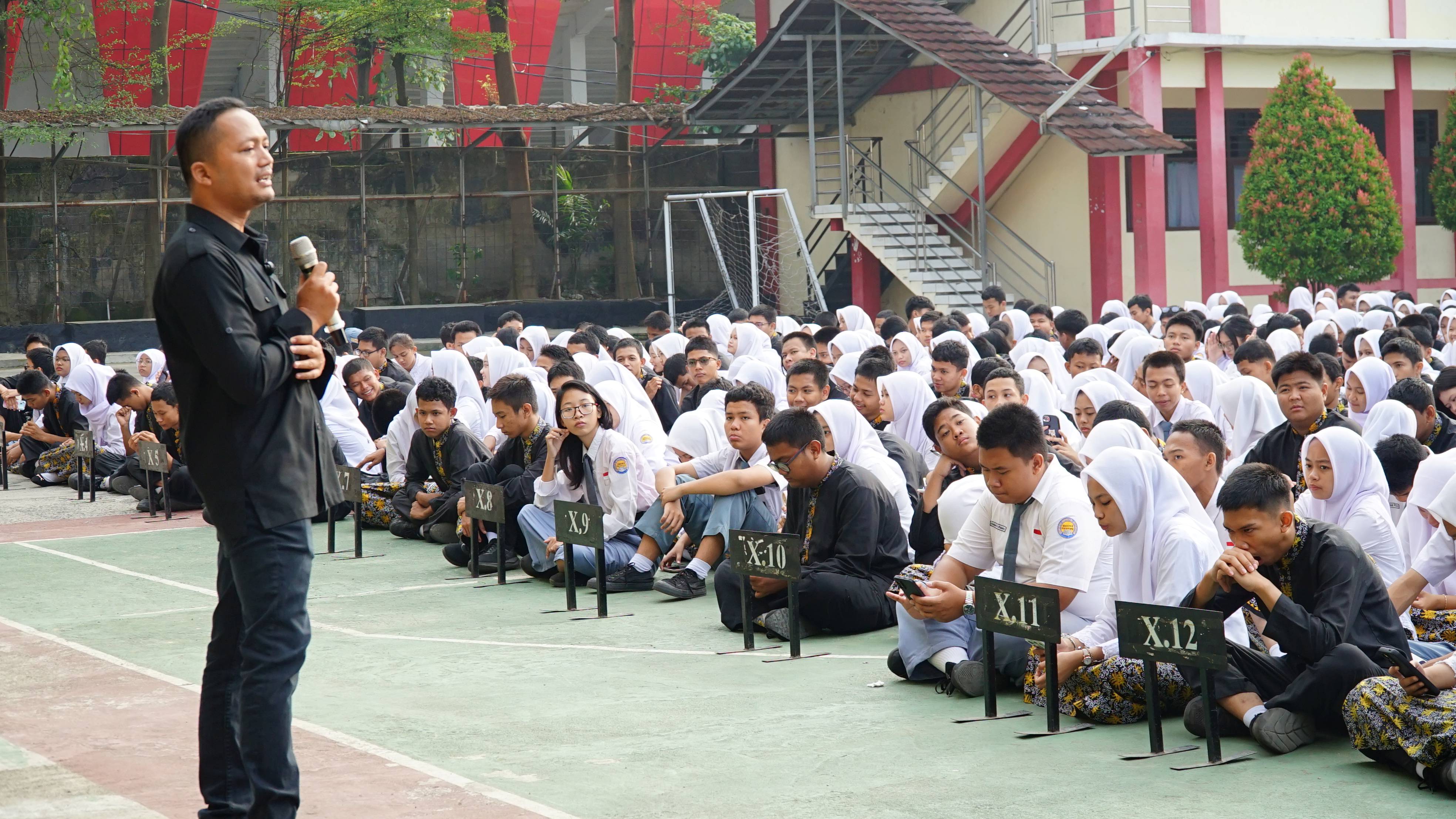 Adnan Maushufi saat memberikan sosialisasi kepada Siswa/i SMAN 5 Karawang, Kamis (07/05/2026).