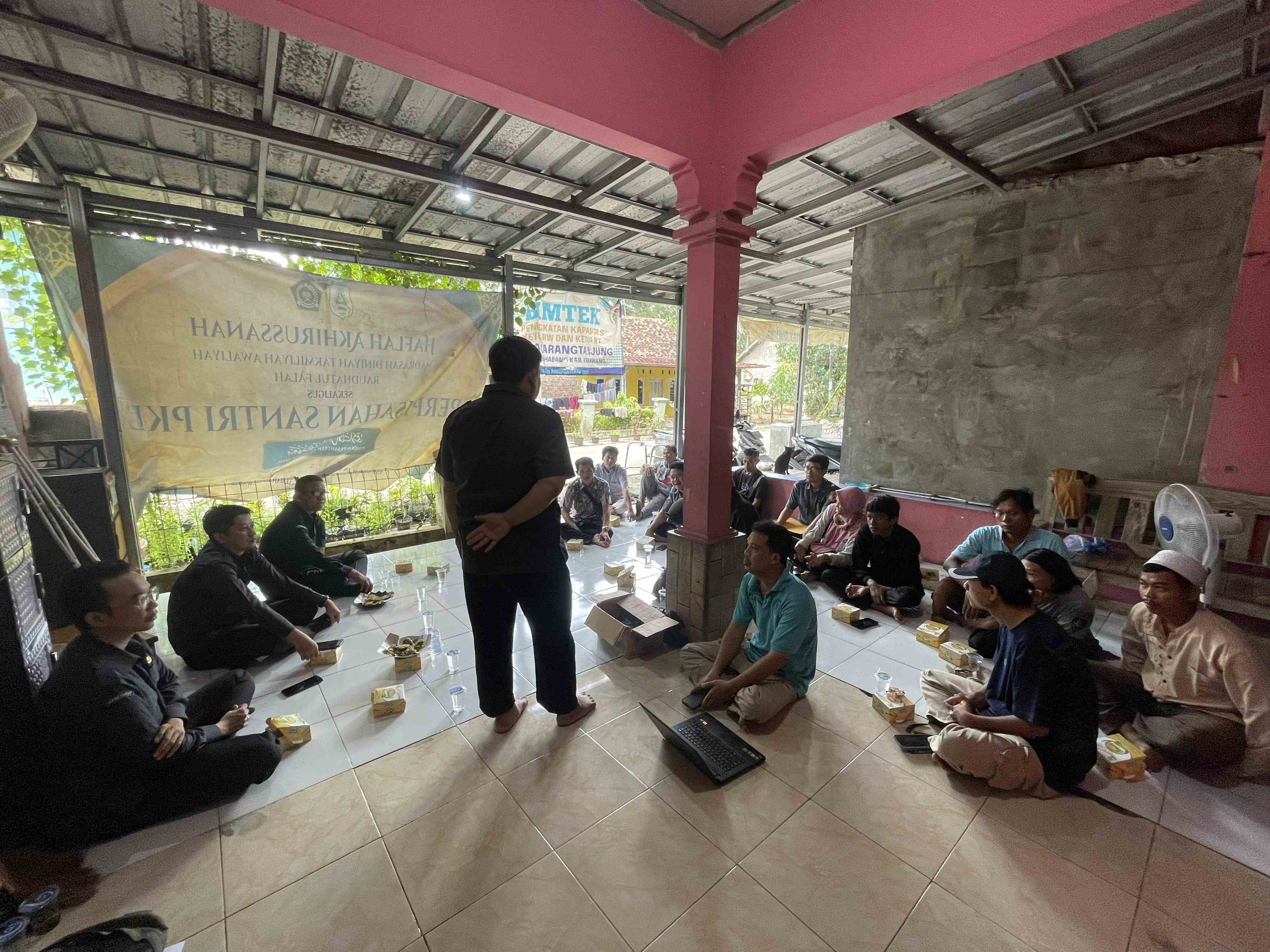 Ade Permana saat memberikan sosialisasi kepemiluan kepada kelompok rentan (Penyandang disabilitas) di Kec. Lemahabang Karawang, Selasa (05/05/2026).