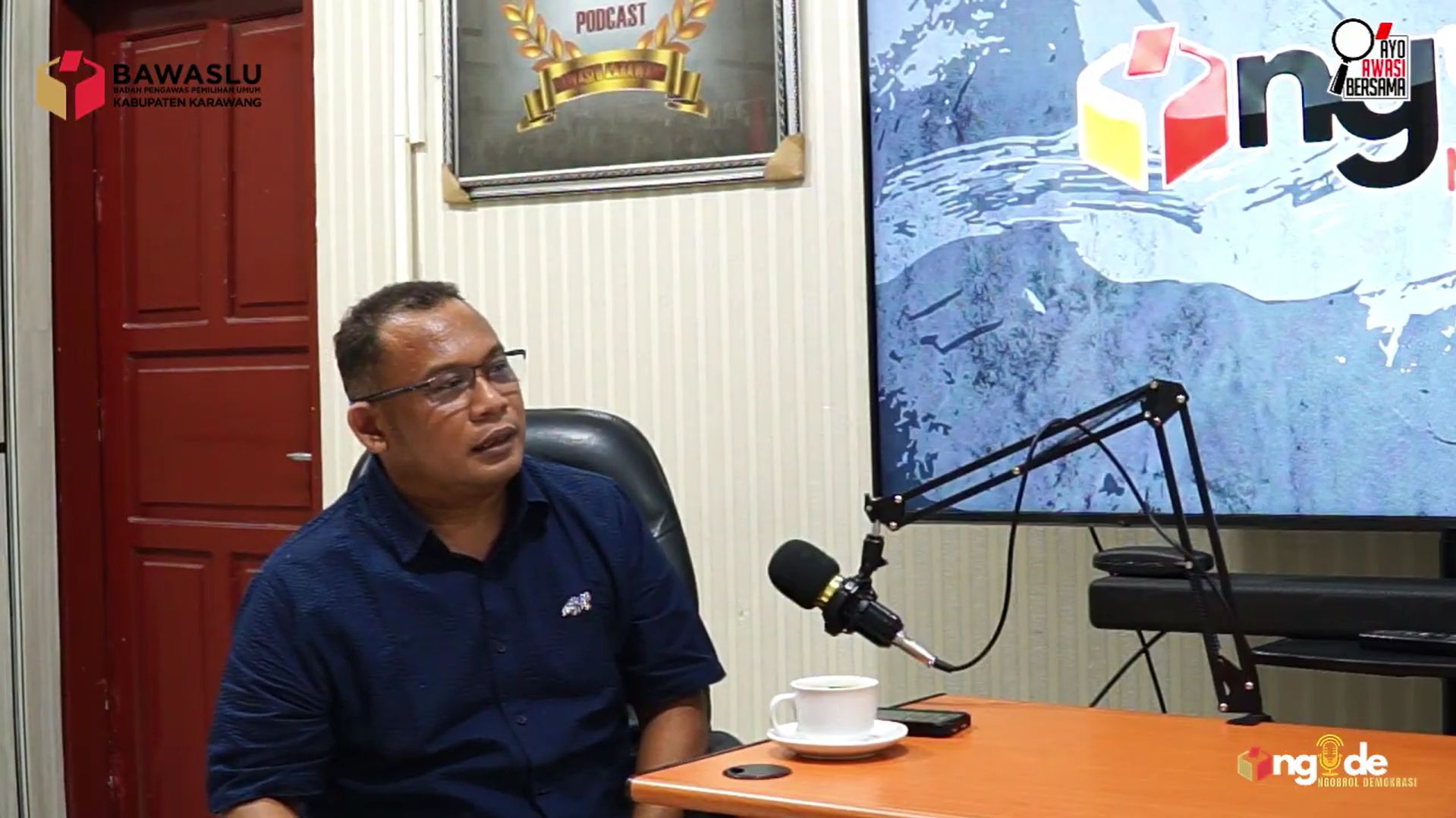 AKhmad Syafei saat menjadi narasumber Podcast di Ngode "Ngobrol Demokrasi" Bawaslu Kabupaten Karawang, (15/05/2026).