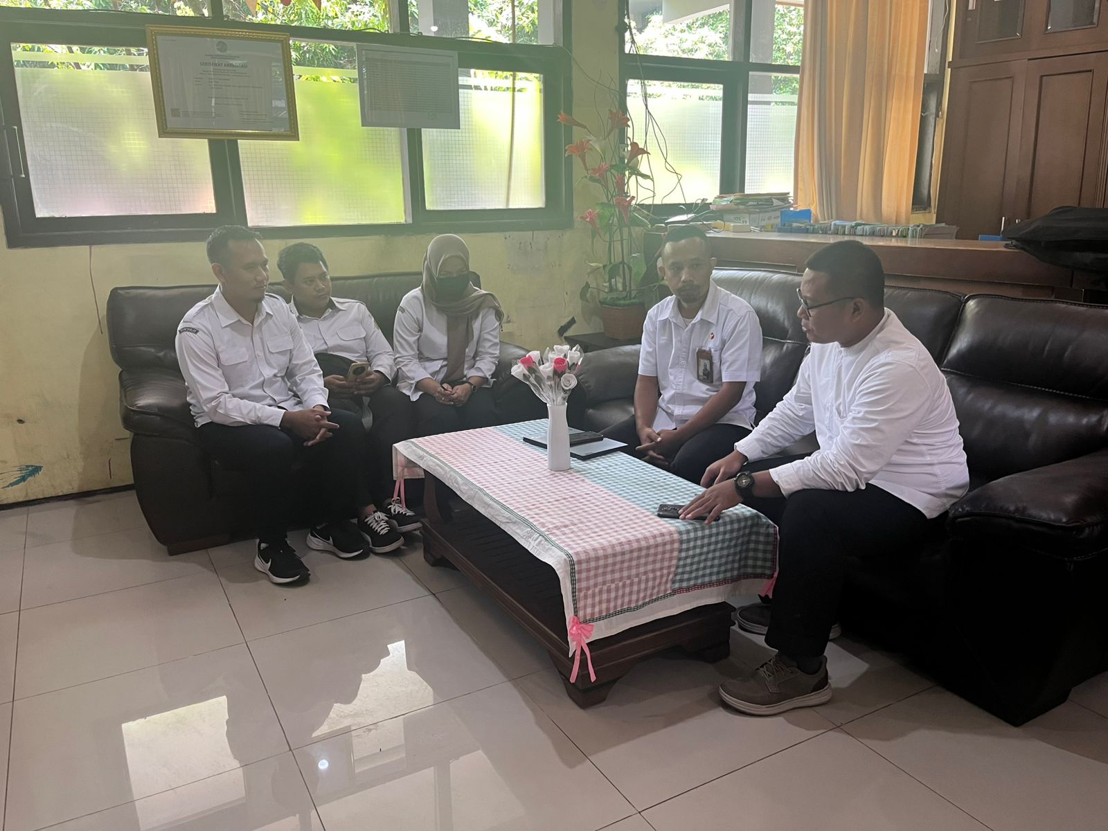 Kasubbag PPPS Bawaslu Kabupaten Karawang saat berkoordinasi dengan Sigit, Bagian Kesiswaan SMAN 1 Karwang, Selasa (15/04/2026).