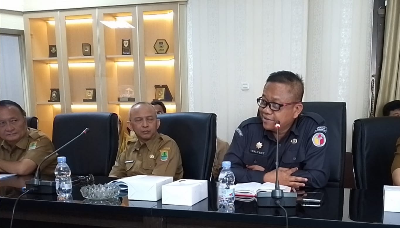Walter Edward Malau, Kepala Sekretariat Bawaslu Kabupaten Karawang saat menghadiri Rapat Pembahasan LKPJ Bupati Karawang 2025, Senin (31/03/2026)