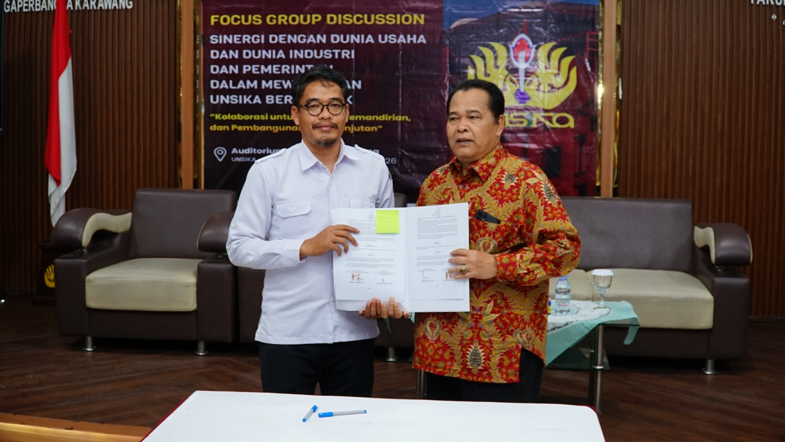 Ketua Bawaslu Kabupaten Karawang Engkus Kusnadi bersama Wakil Rektor Bidang Kemahasiswaan, Alumni dan Kerjasama 