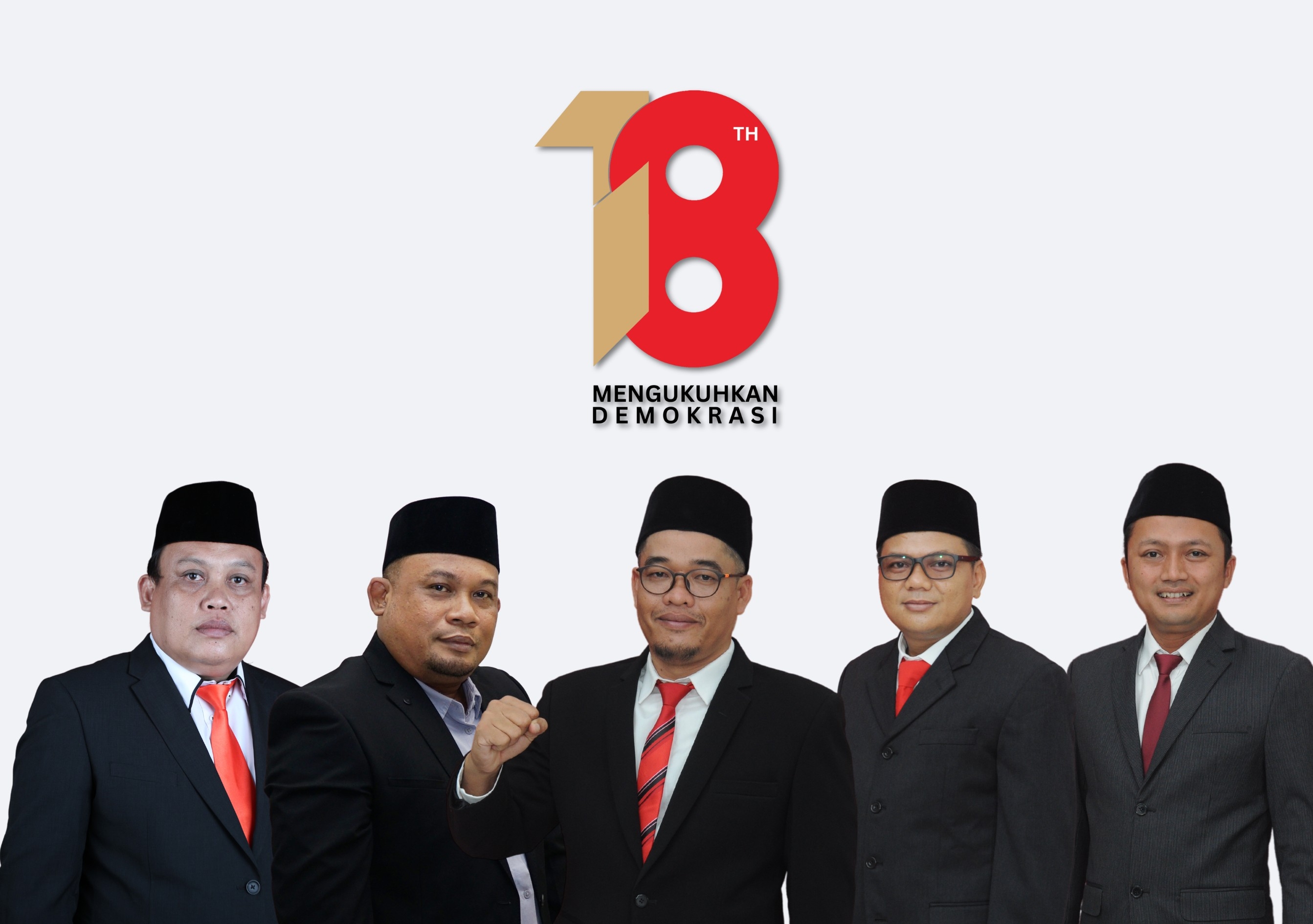 Anggota Bawaslu Kabupaten Karawang dari kanan ke kiri Ade Permana, Akhmad Syafei, Engkus Kusnadi, Rizal Fuad Muttaqin, Adnan Maushufi.