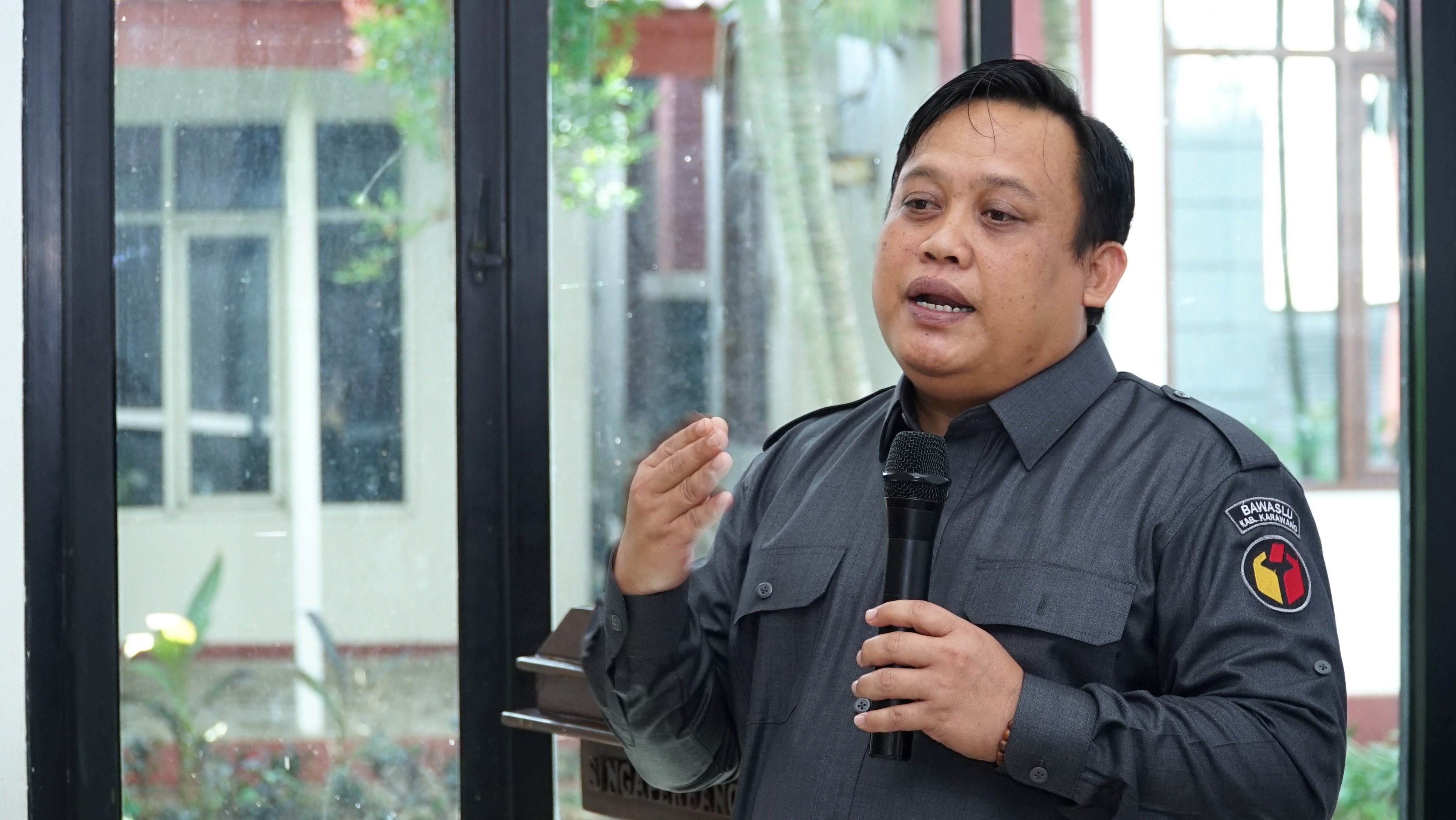 Ade Permana, Kordiv. PPHM Bawaslu Kabupaten Karawang saat melaksnakan Sosialiasi.