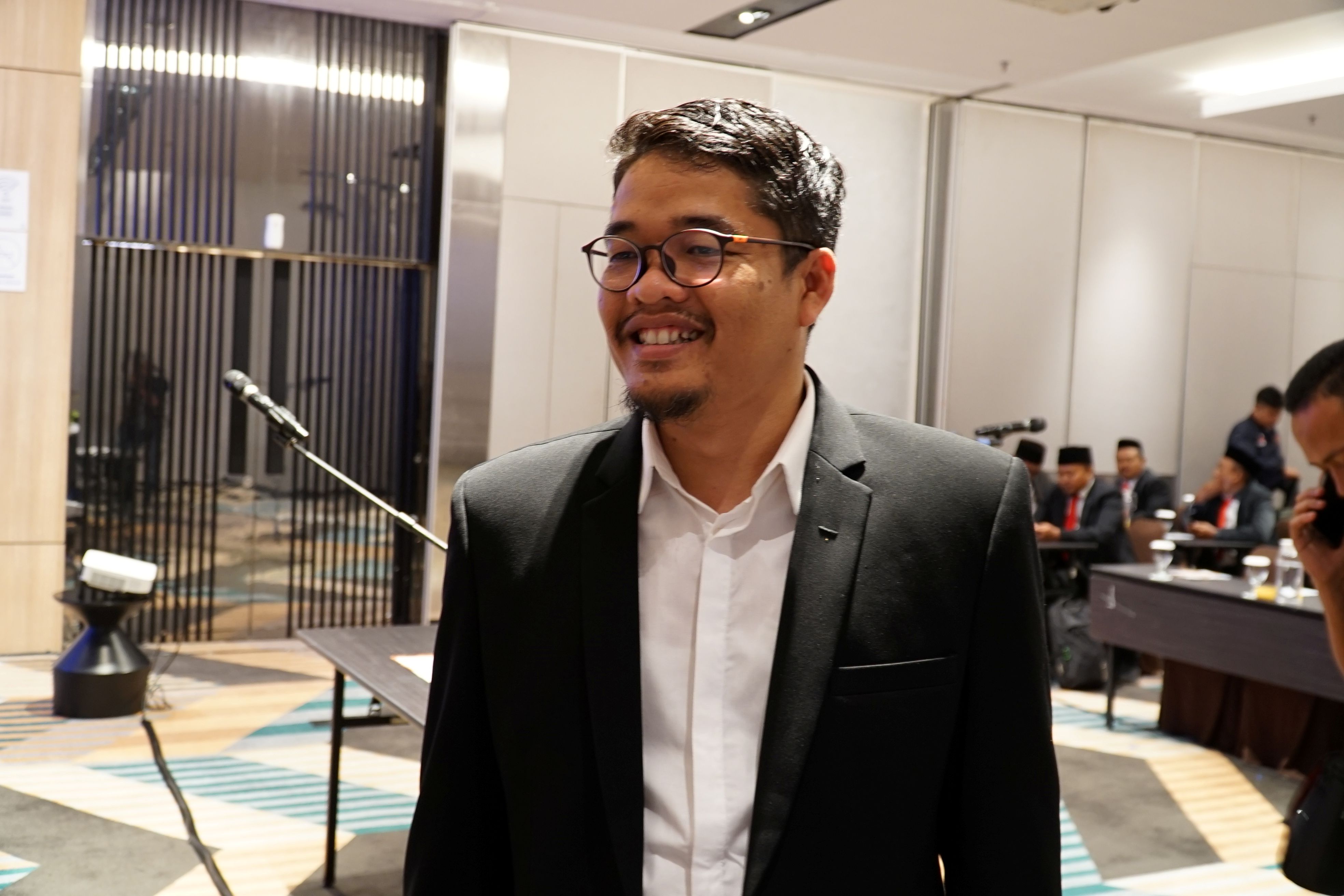 Ketua Bawaslu Kabupaten Karawang Engkus Kusnadi saat diwawancarai oleh tim Humas Jumat, (31/05/2026).