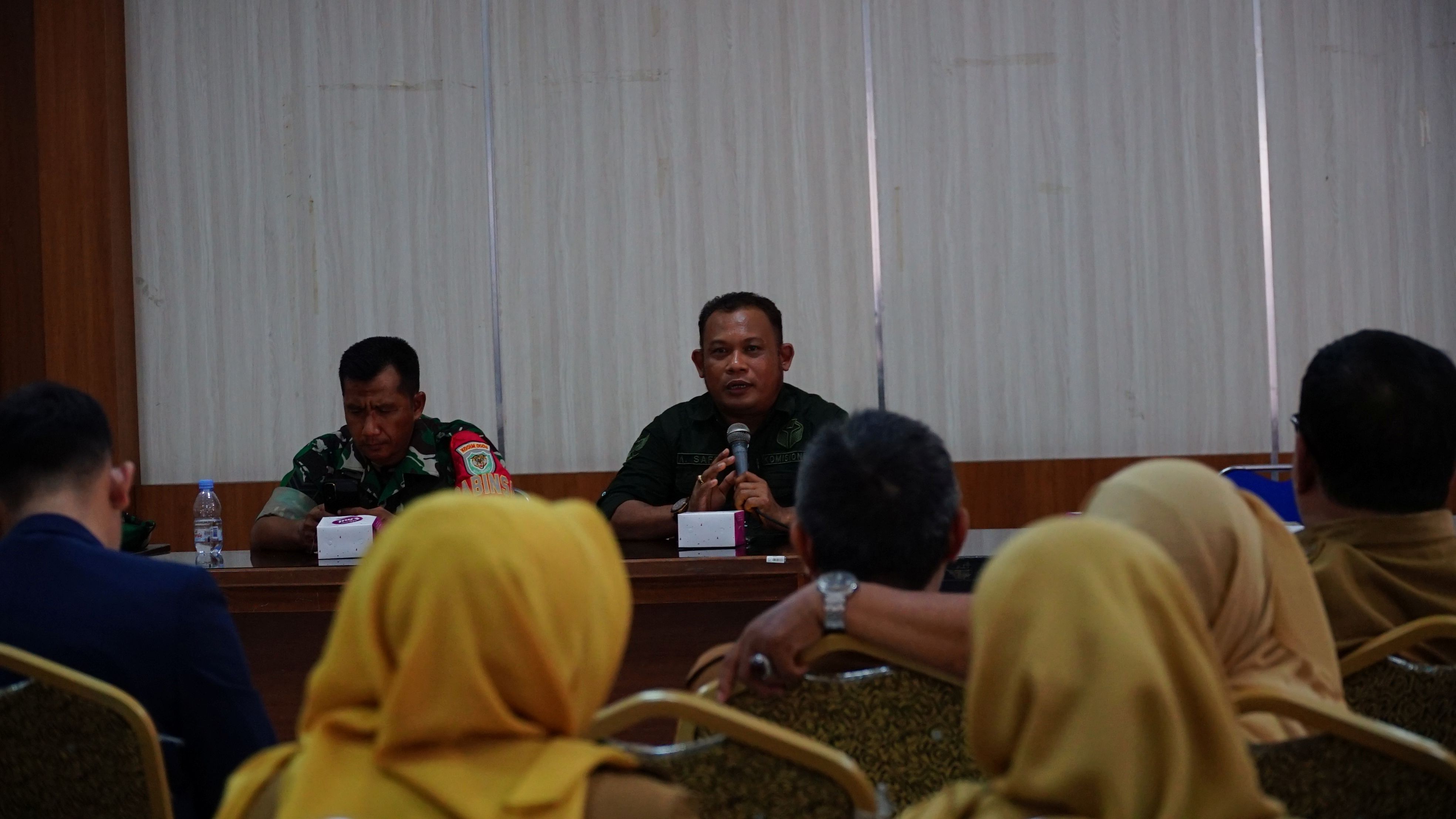 Akhmad Syafe'i Kordiv. PP Datin Bawaslu Kabupaten Karawang saat menyampaikan Konsolidasi Demokrasi dihadapan unsur Pemerintahan Kecamatan Karawang Barat, Selasa, (02/06/2026).