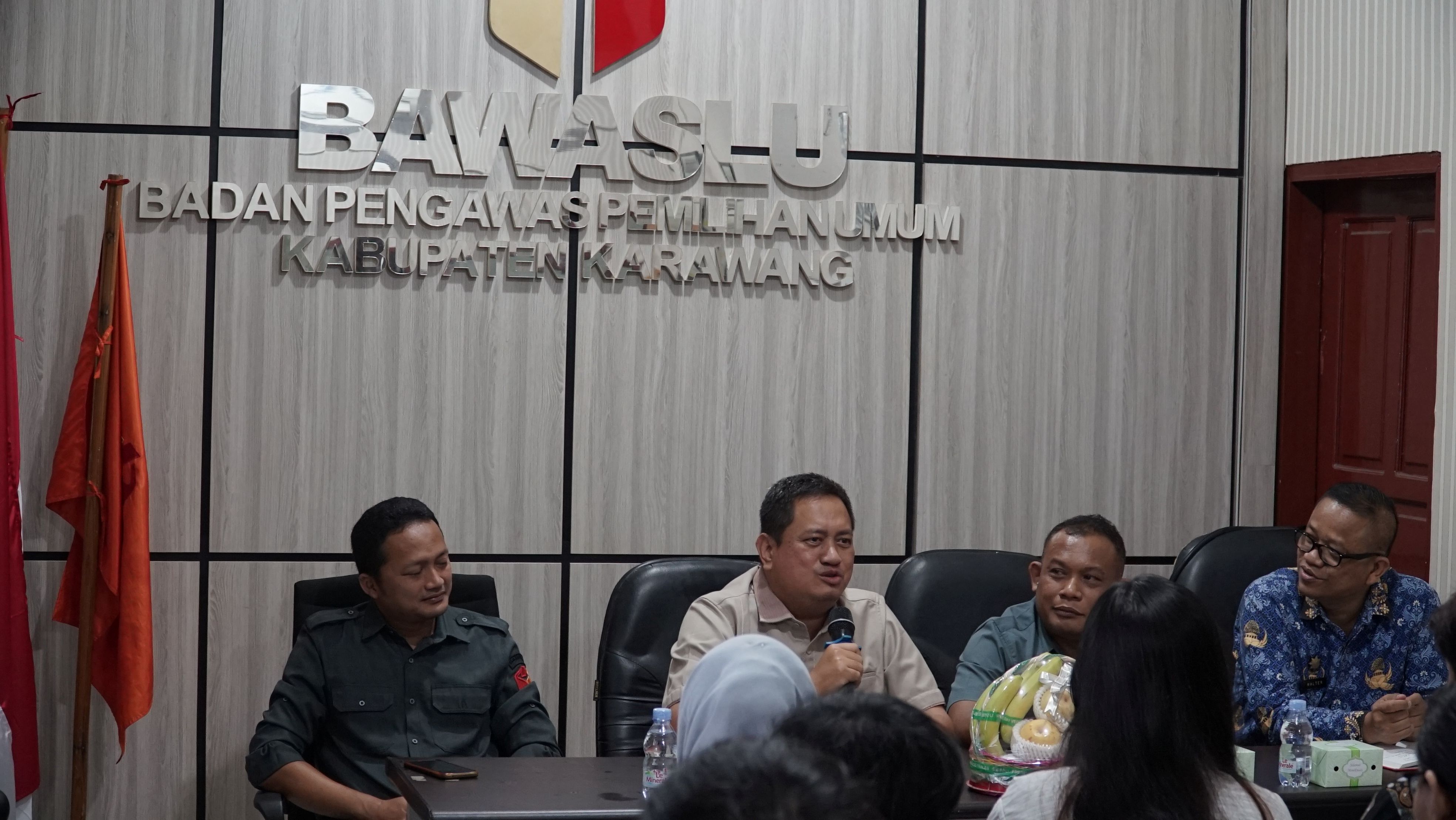 Syaeful Bachri, Kordiv. Penanganan Pelanggaran Bawaslu Provinsi Jawa Barat saat memberikan arahan dan membuka acara pada kegiatan Pendidikan Pengawas Partisipatif 2026 di Bawaslu Kabupaten Karawang, Kamis (18/06/2026).