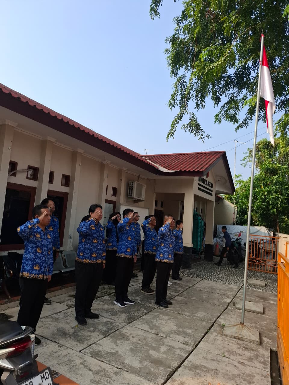 Jajaran Kesekretariatan saat melaksanakan Upacara Peringatan Hari Lahir Pancasila 1 Juni 2026 di halaman Kantor Bawaslu, Senin (01/06/2026).