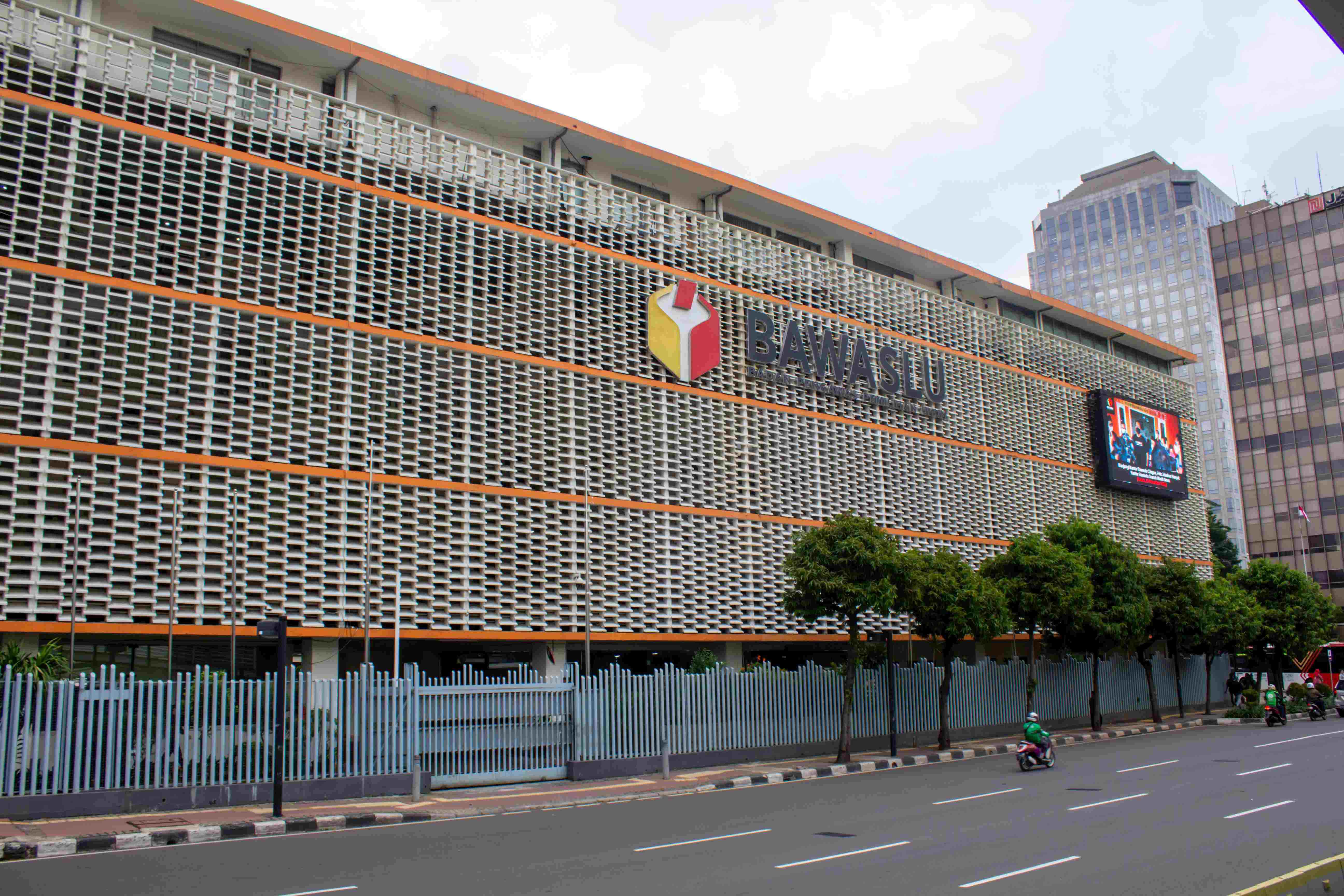 Kantor Bawaslu RI yang beralamat di Jl. M.H. Thamrin No.14, RT.8/RW.4, Gondangdia, Kec. Menteng, Kota Jakarta Pusat, Daerah Khusus Ibukota Jakarta.